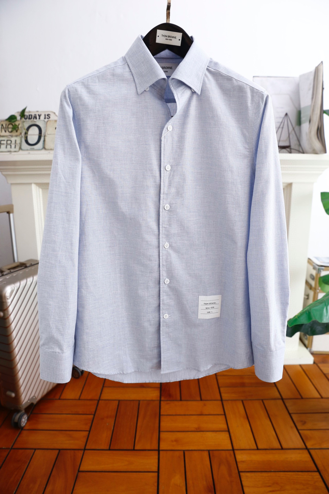 NO:120997,Tom Brown/tb. 25 men's long-sleeved shirt trading company channel goods, luxury brand classic LOGO design is perfect in appearance, belonging to the cabinet level, predictable hot product, high-end custom fabrics, master-level tailoring, invincible texture, excellent skin-friendly and exquisite craftsmanship, smooth lines, perfect match!  Easy to upgrade the sense of fashion, with high recognition, excellent upper body effect, extremely exquisite workmanship, neat and meticulous routes, and can be matched for business or daily leisure!  Counter size M-3XL, shipped the next day!  ,thom browne,shirts,alexander wang19860909汤姆布朗/tb. 25男士长袖衬衫贸易公司渠道货,奢华品牌经典LOGO设计品相完美如斯,属于入柜级别,可预见性的爆款,高级定制面料,大师级剪裁,质感无敌,亲肤性极佳工艺精湛,线条流畅,完美搭配！轻松将时髦感进阶,有着高强辨识度,上身效果超赞,做工极为考究严谨,走线工整细致,商务抑或日常休闲均可搭配！专柜尺码 M-3XL,隔天出货！,,thom browne,shirts,alexander wang,Men's clothing