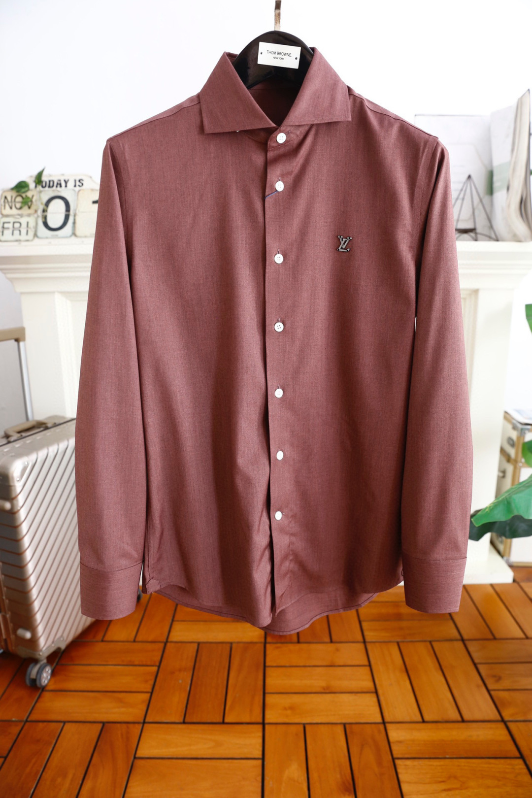 NO:121012,Louis Vuitt*n. 25 men's long-sleeved shirt Gw is made of high-end top-grade fabrics, never pilling, comfortable and exquisite, with excellent upper body effect. Luxury brand original LOGO matching fully reflects the temperament and taste of a man. Fashion and elegant, noble background, simple and delicate design, perfect cutting, meticulous materials, soft and comfortable touch, gorgeous colors, showing atmosphericity!  Counter size M-3XL, shipped the next day!  ,,louis vuitton,louis vuitton,alexander wang19860909路易威*/Louis Vuitt*n. 25男士长袖衬衣 Gw同步采用高档顶级面料 绝不起球 舒适精致,上身效果极佳 奢华品牌原版LOGO搭配 充分体现男人的气质与品位 时尚优雅 贵族底蕴 简洁细腻的设计 裁剪完美 用料一丝不苟 手感柔软舒适 华丽色彩 彰显大气！专柜尺码M-3XL,隔天出货！,,louis vuitton,louis vuitton,alexander wang,Men's clothing