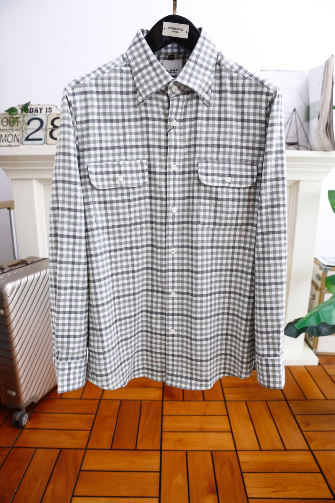 NO:121014,Burb*rry. 25 men's fashionable classic plaid shirt with super handsome top body!  The same single item in European counters is free and versatile!  The luxury and classic brand LOGO design and fashionable buttons are matched with a streamlined and colorful luxury effect, while also showing the super charm of the top brands. The imported customized fabric is high-quality and heavy, with very delicate texture, exquisite and exquisite detailing and exquisite auxiliary materials. The auxiliary materials are all supplied by foreign merchants. It is a single item with extremely high shaping. The shape on the street is absolutely eye-catching, and it is an excellent equipment that can be selected from thousands of people!  Counter size 48-56, shipped the next day!  ,burberry,burberry,shirts,alexander wang19860909巴宝丽/Burb*rry. 25男士时尚经典格子衬衫上身超帅！欧洲专柜同款单品,随意百搭！奢华经典品牌LOGO设计时尚纽扣搭配出流光溢彩奢华效果的同时更显现顶级品牌的超级魅力所在,客供进口定制面料高克重材质,质感非常细腻,细节工艺精湛考究,辅料皆为外商客供,塑造性极高的一款单品,出街造型绝对招眼吸睛,万里挑一的绝佳装备！专柜尺码48-56,隔天出货！,,burberry,burberry,shirts,alexander wang,Men's clothing