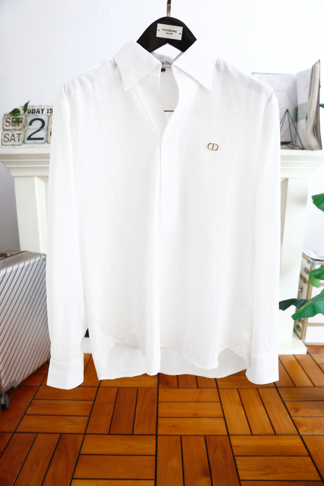 NO:121009,Dior/Christian Di*r. 25 autumn fashion men's lapel shirt exquisite neckline and chest brand classic three-dimensional LOGO design is perfect in appearance, belonging to the cabinet level, predictable hot product, high-end custom fabrics, master-level tailoring, invincible texture, excellent skin-friendly and exquisite craftsmanship, smooth lines, perfect match!  Easy to upgrade the sense of fashion, with high recognition, excellent upper body effect, extremely exquisite workmanship, neat and meticulous routes, and can be matched for business or daily leisure!  Counter size M-3XL, shipped the next day!  ,dior,shirts,alexander wang19860909迪奥/Christian Di*r. 25秋季时尚男士翻领衬衫精致领口搭配胸前品牌经典立体LOGO设计品相完美如斯,属于入柜级别,可预见性的爆款,高级定制面料,大师级剪裁,质感无敌,亲肤性极佳工艺精湛,线条流畅,完美搭配！轻松将时髦感进阶,有着高强辨识度,上身效果超赞,做工极为考究严谨,走线工整细致,商务抑或日常休闲均可搭配！专柜尺码 M-3XL,隔天出货！,,dior,shirts,alexander wang,Men's clothing