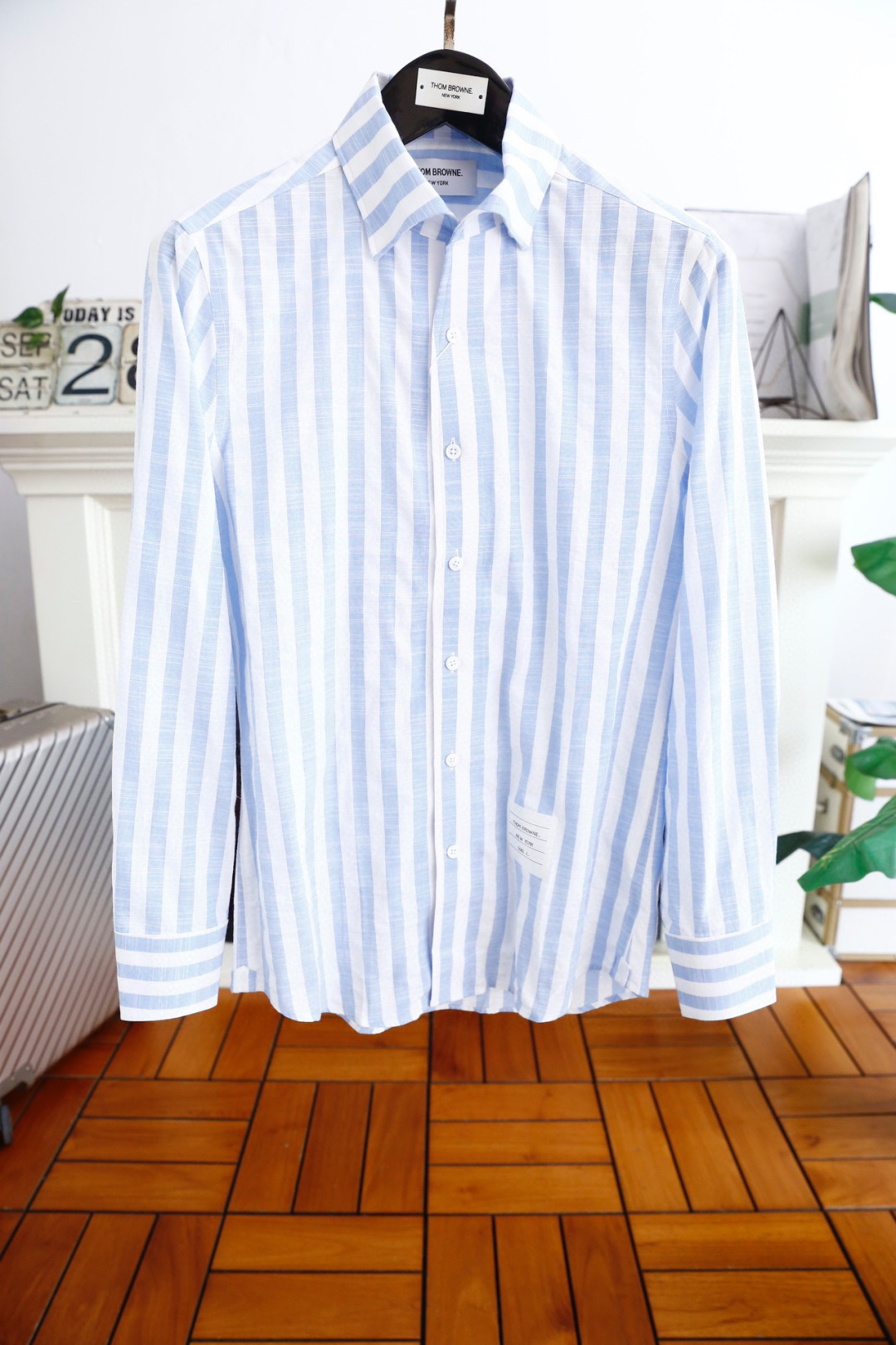 NO:121005,Tom Brown/TB.. 25 fashionable classic striped shirt with super handsome top body!  The same single item in European counters is free and versatile!  The luxury and classic brand LOGO design and fashionable buttons are matched with a streamlined and colorful luxury effect, while also showing the super charm of the top brands. The imported customized fabric is high-quality and heavy, with very delicate texture, exquisite and exquisite detailing and exquisite auxiliary materials. The auxiliary materials are all supplied by foreign merchants. It is a single item with extremely high shaping. The shape on the street is absolutely eye-catching, and it is an excellent equipment that can be selected from thousands of people!  Counter size 48-56, shipped the next day!  ,thom browne,shirts,alexander wang19860909汤姆布朗/TB.. 25时尚经典条纹衬衫上身超帅！欧洲专柜同款单品,随意百搭！奢华经典品牌LOGO设计时尚纽扣搭配出流光溢彩奢华效果的同时更显现顶级品牌的超级魅力所在,客供进口定制面料高克重材质,质感非常细腻,细节工艺精湛考究,辅料皆为外商客供,塑造性极高的一款单品,出街造型绝对招眼吸睛,万里挑一的绝佳装备！专柜尺码48-56,隔天出货！,,thom browne,shirts,alexander wang,Men's clothing