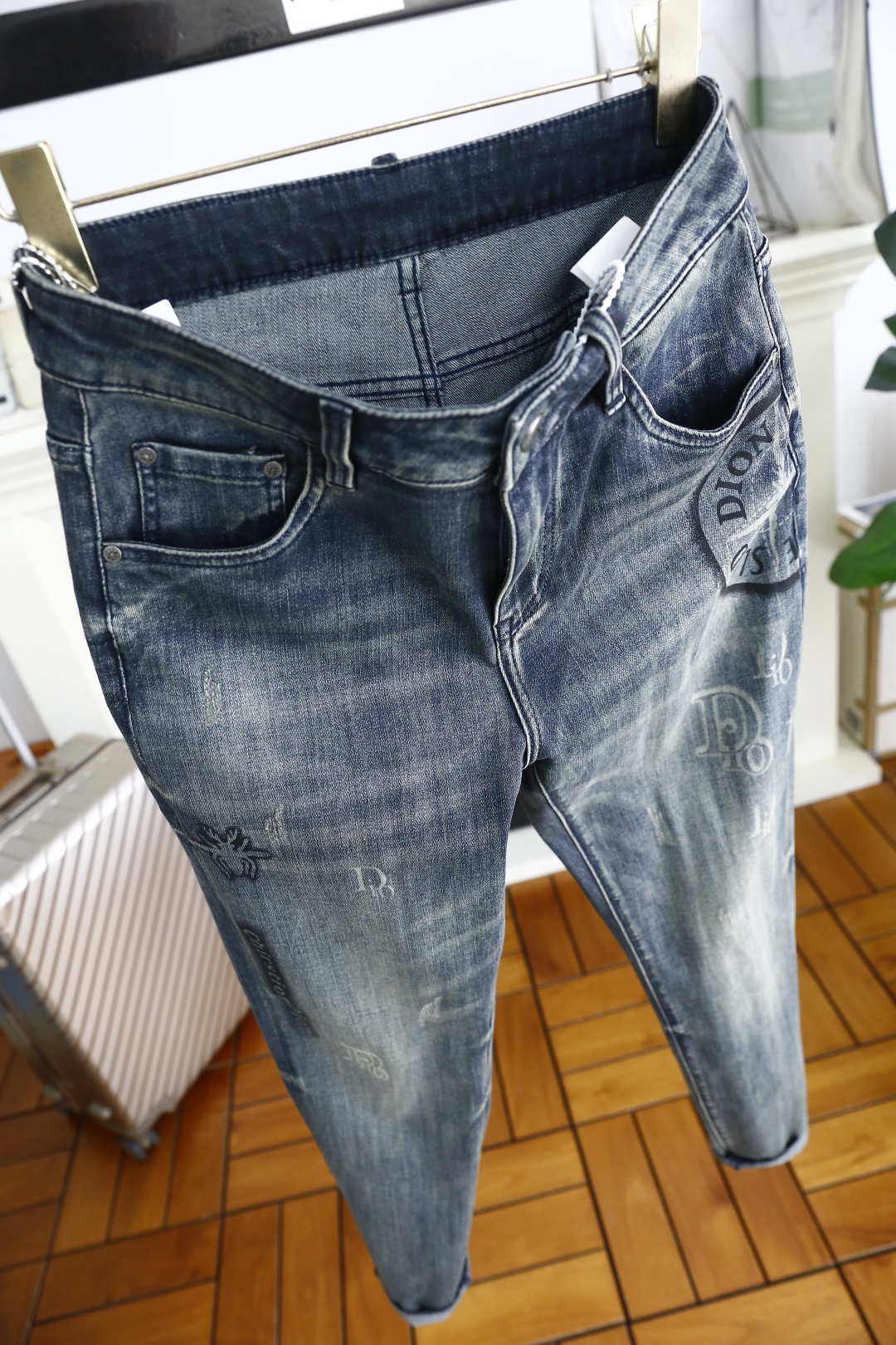 🔥迪奥.
25春季新品🆕时尚男士休闲牛仔裤！海外专柜GW同步上市，采用客供水洗弹力牛仔裤腿👍奢华经典定制