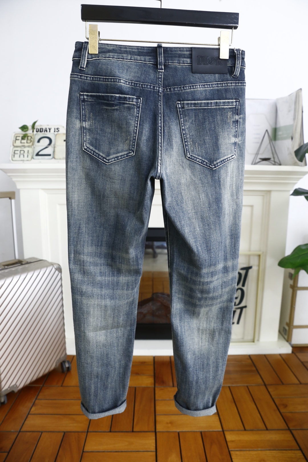 🔥迪奥.
25春季新品🆕时尚男士休闲牛仔裤！海外专柜GW同步上市，采用客供水洗弹力牛仔裤腿👍奢华经典定制