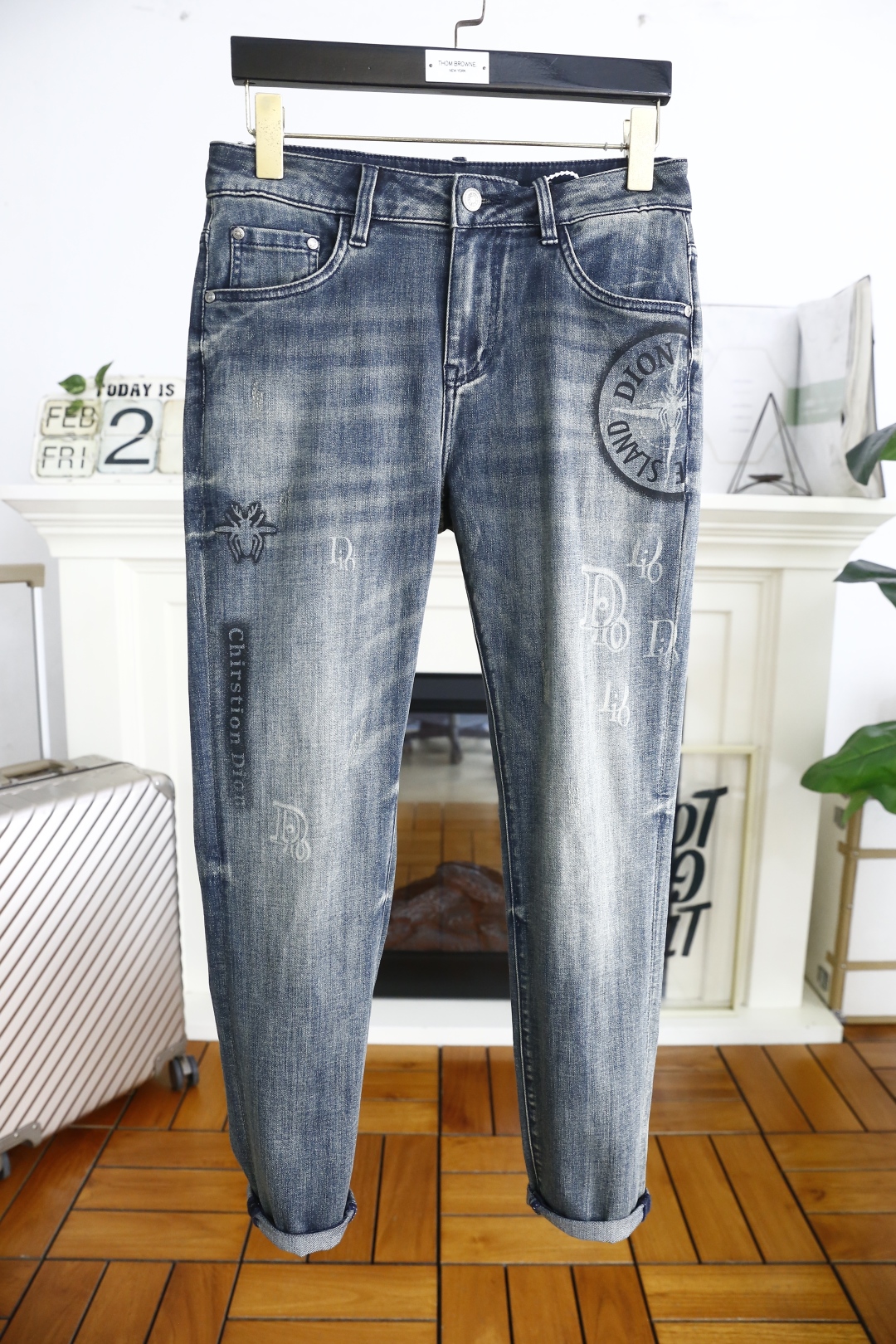 🔥迪奥.
25春季新品🆕时尚男士休闲牛仔裤！海外专柜GW同步上市，采用客供水洗弹力牛仔裤腿👍奢华经典定制