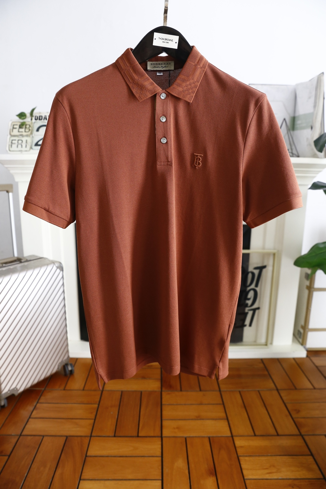 NO:122714,Burberry/Burbe*ry. 2025 Bur spring new product classic fashion lapel polo short-sleeved fashion item design, more fashionable and comfortable, high-standard customization, very stylish on the upper body, luxury brand classic embroidery LOGO pattern customer-supplied auxiliary materials, customer-supplied imported high-end fine Judy fabric has very delicate texture, exquisite and exquisite detailing and exquisite accessories, all supplied by foreign merchants, a very high shaping item, can be matched with any fashion, super good style, a must-have item for trendy men. Counter size: M-3XL, shipped the next day!  ,burberry,burberry,T-shirt,alexander wang19860909巴宝丽/Burbe*ry. 2025Bur春季新品经典时尚翻领polo短袖时尚单品设计,更加时尚舒适,高标准定制,上身非常有型,奢华品牌经典刺绣LOGO 图案 客供辅料,客供进口高档加细朱迪面料质感非常细腻,细节工艺精湛考究,辅料皆为外商客供,塑造性极高的一款单品,任何时装都可以搭配,版型超级好 潮男必备单品 专柜尺码:M-3XL,隔天出货！,,burberry,burberry,T-shirt,alexander wang,Men's clothing