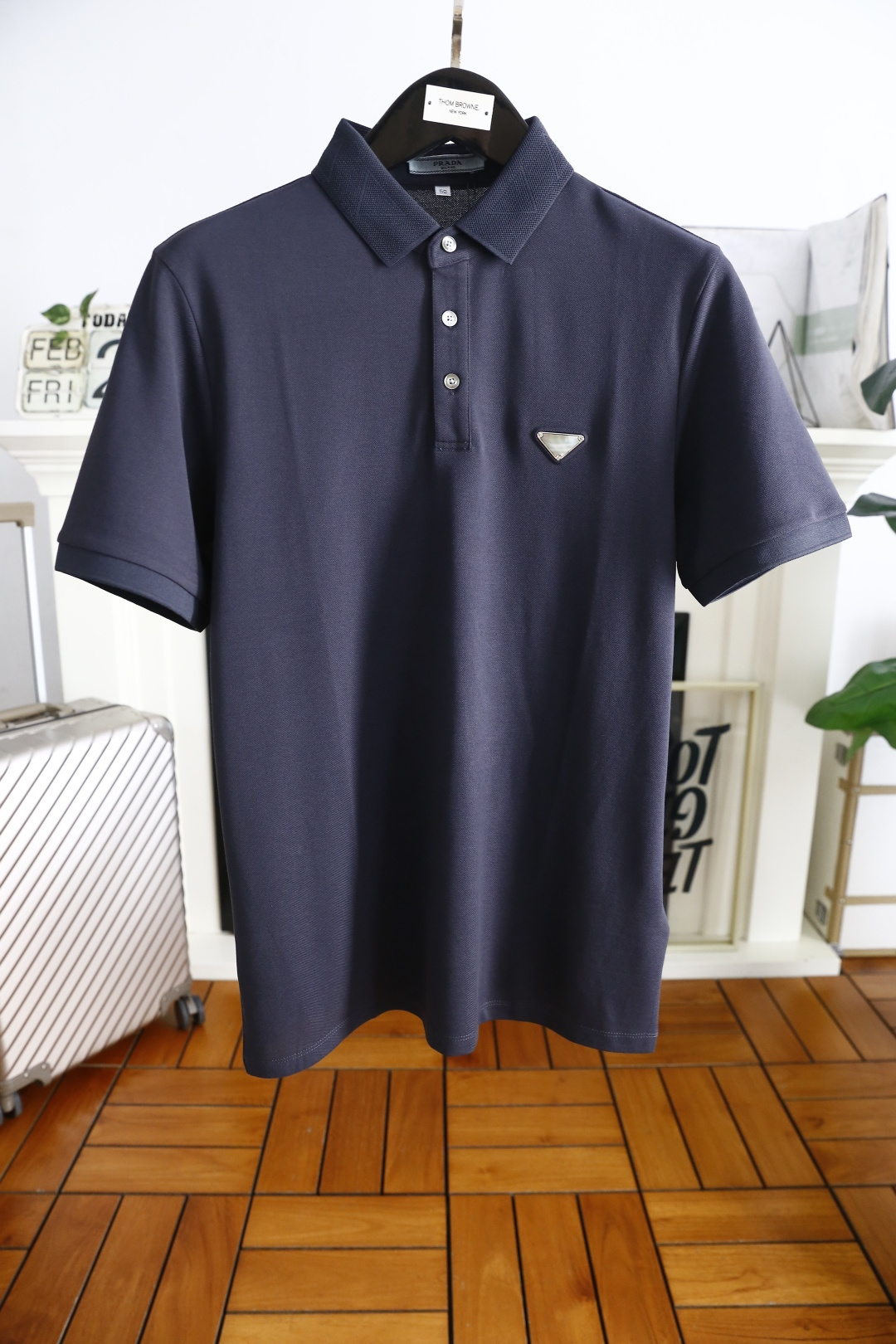 NO:122697,Pula*/Pr*da. New products for spring 2025!  Classic fashion lapel polo short-sleeved fashion item design, more fashionable and comfortable, high standard customization, very stylish upper body, luxury brand classic LOGO pattern, customer-supplied auxiliary materials, customer-supplied imported comfortable breathable fabric with very delicate texture, exquisite details and exquisite craftsmanship, auxiliary materials are all supplied by foreign customers, a very high shaping item, can be matched with any fashion, super good style, a must-have item for trendy men, counter size: 48-56, shipped the next day!  ,,prada,T-shirt,alexander wang19860909普拉*/Pr*da. 2025春季新品！经典时尚翻领polo短袖时尚单品设计,更加时尚舒适,高标准定制,上身非常有型,奢华品牌经典LOGO图案 客供辅料,客供进口舒适透气面料质感非常细腻,细节工艺精湛考究,辅料皆为外商客供,塑造性极高的一款单品,任何时装都可以搭配,版型超级好 潮男必备单品 专柜尺码:48-56,隔天出货！,,prada,T-shirt,alexander wang,Men's clothing