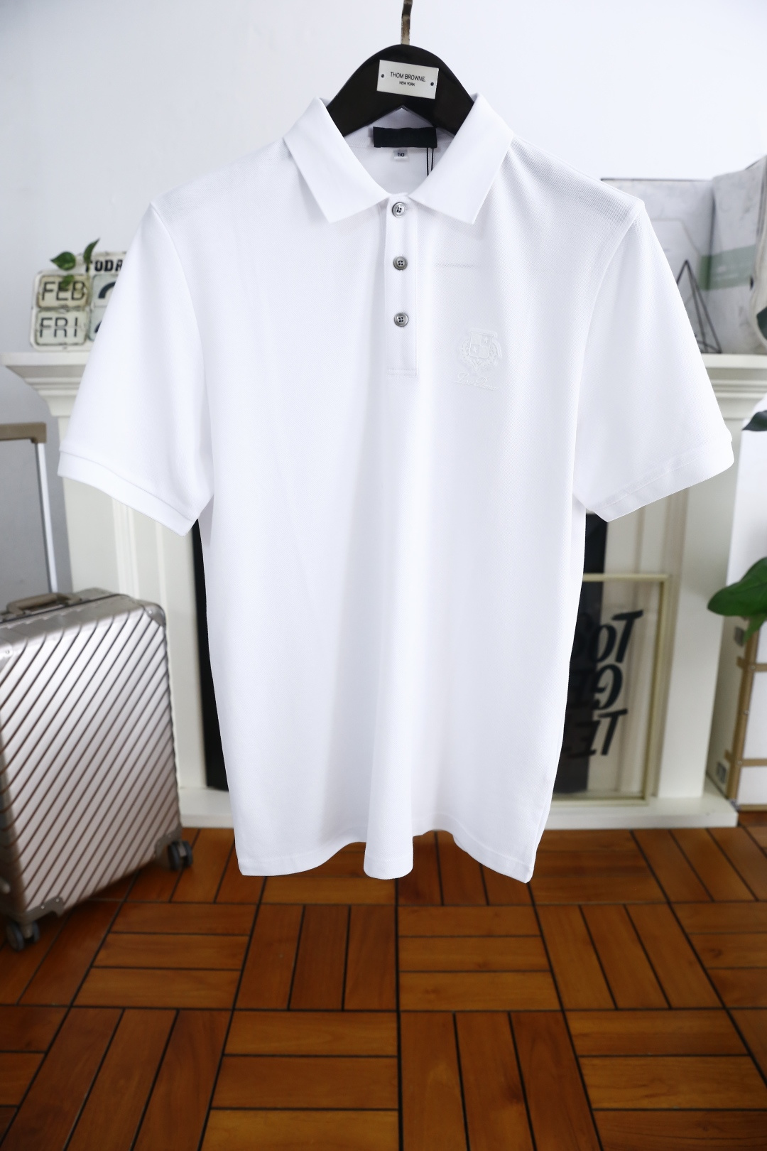 NO:122701,LP. 2025 spring new product classic fashion lapel polo short-sleeved fashion item design, more fashionable and comfortable, high-standard customization, very stylish upper body, luxury brand classic LOGO pattern customer-supplied auxiliary materials, customer-supplied imported high-end Judy fabric has very delicate texture, exquisite details and exquisite craftsmanship, all accessories are supplied by foreign customers, a very high shaping item, can be matched with any fashion, super good style, a must-have item for trendy men, counter size: M-3XL, shipped the next day!  ,loro piana,T-shirt,alexander wang19860909LP. 2025春季新品经典时尚翻领polo短袖时尚单品设计,更加时尚舒适,高标准定制,上身非常有型,奢华品牌经典LOGO 图案 客供辅料,客供进口高档朱迪面料质感非常细腻,细节工艺精湛考究,辅料皆为外商客供,塑造性极高的一款单品,任何时装都可以搭配,版型超级好 潮男必备单品 专柜尺码:M-3XL,隔天出货！,,loro piana,T-shirt,alexander wang,Men's clothing