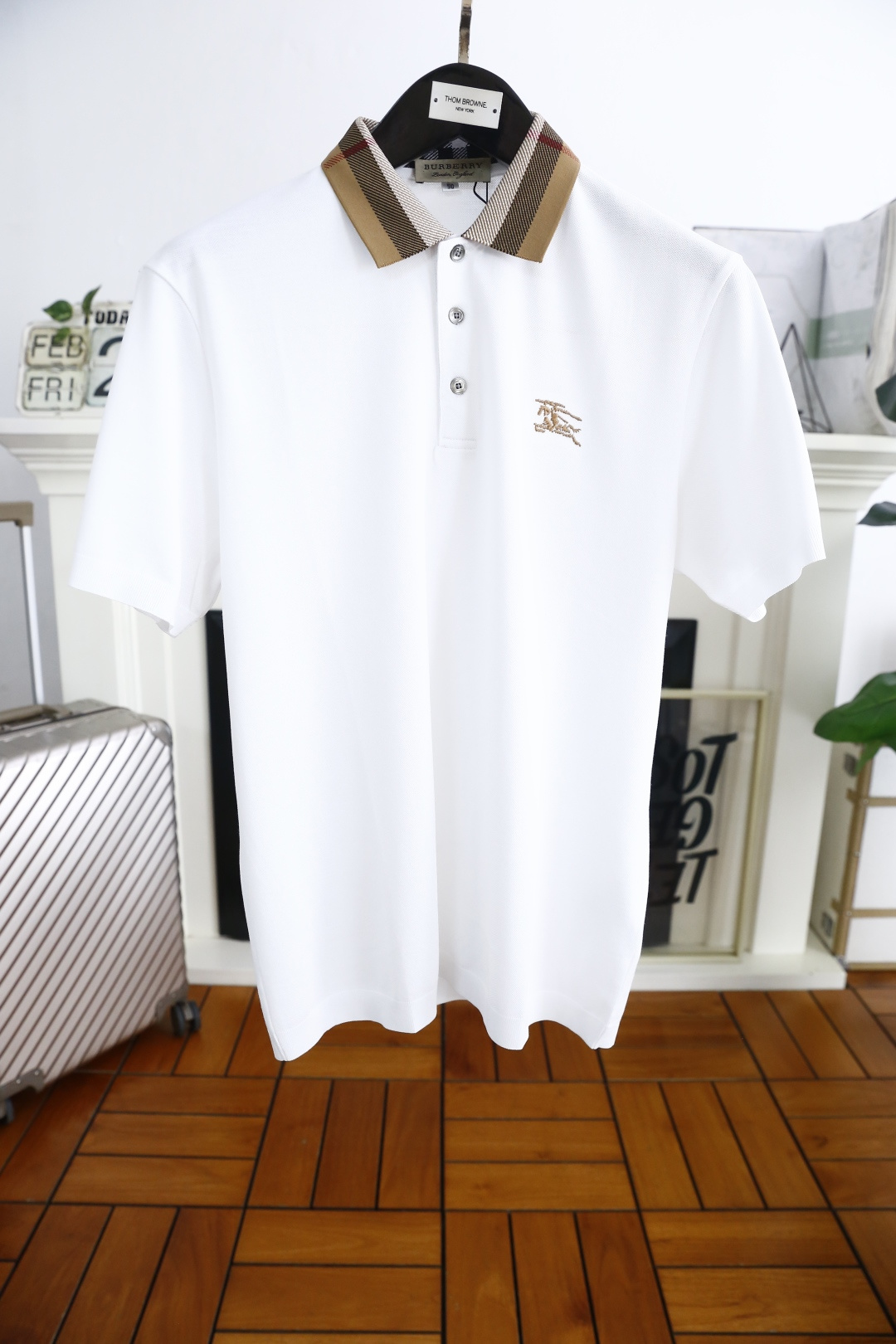 NO:122703,Burberry/Burbe*ry. 2025 Bur spring new product classic fashion lapel polo short-sleeved fashion item design, more fashionable and comfortable, high-standard customization, very stylish on the upper body, luxury brand classic war horse LOGO pattern customer-supplied auxiliary materials, customer-supplied imported high-end fine Judy fabric has very delicate texture, exquisite and exquisite detailing and exquisite accessories, all supplied by foreign customers, a very high shaping item, can be matched with any fashion, super good style, a must-have item for trendy men, counter size: M-3XL, shipped the next day!  ,burberry,burberry,T-shirt,alexander wang19860909巴宝丽/Burbe*ry. 2025Bur春季新品经典时尚翻领polo短袖时尚单品设计,更加时尚舒适,高标准定制,上身非常有型,奢华品牌经典战马LOGO 图案 客供辅料,客供进口高档加细朱迪面料质感非常细腻,细节工艺精湛考究,辅料皆为外商客供,塑造性极高的一款单品,任何时装都可以搭配,版型超级好 潮男必备单品 专柜尺码:M-3XL,隔天出货！,,burberry,burberry,T-shirt,alexander wang,Men's clothing