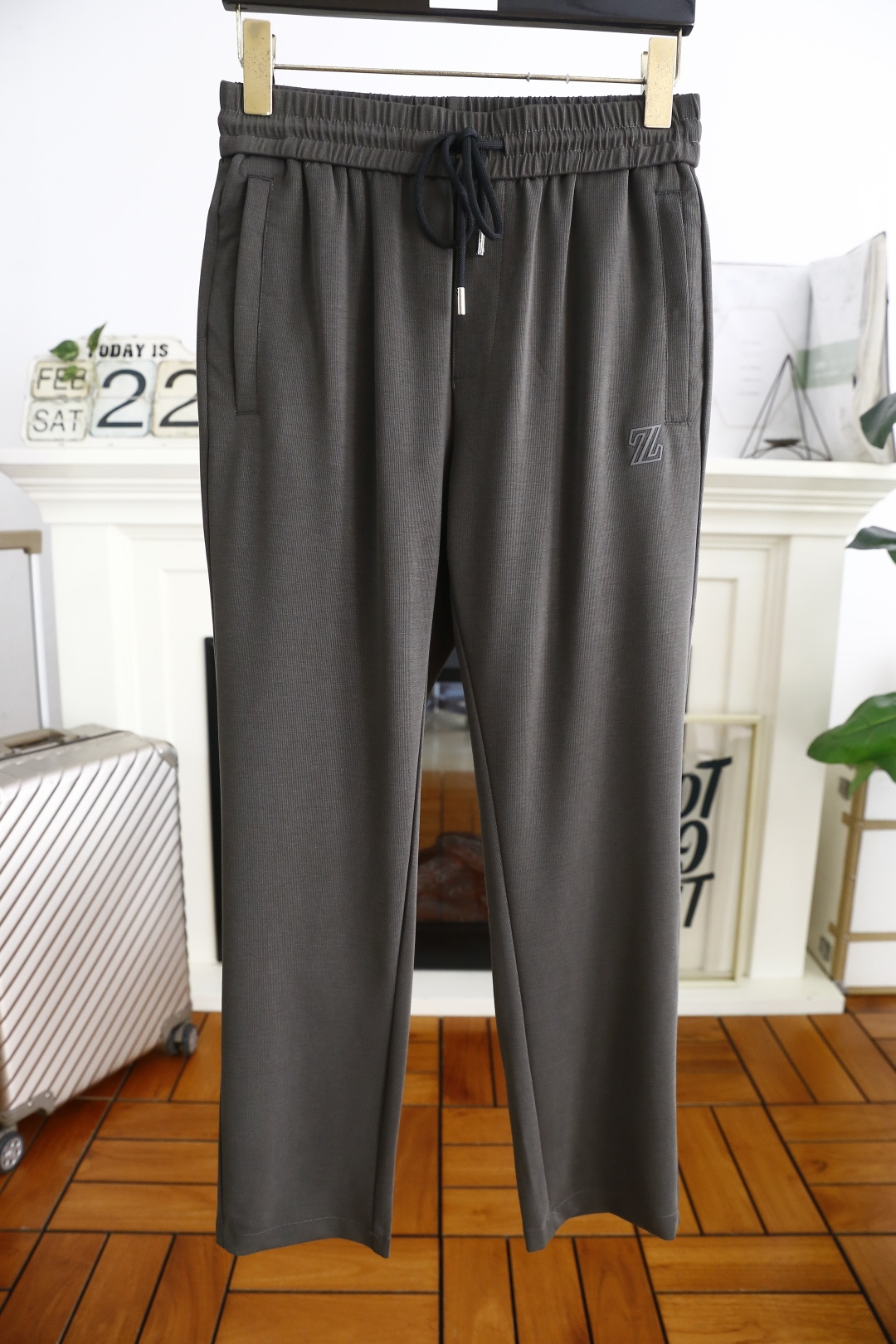 NO:122710,Jeni*/Ze*na. 2025 spring new product fashionable men's elastic waist casual pants!  Luxury brand letter LOGO design!  Classic and versatile luxury brand classic elements classic casual foot design!  Greatly improves matching, the integrated fit, the two sides of the pockets are made of high-end, comfortable and breathable fabric!  Skin-friendly, soft and breathable, with a good feeling of wearing. All hardware and accessories are ordered in full, a must-have item in spring!  Counter size S-4XL, shipped the next day!  ,zegna,alexander wang19860909杰尼*/Ze*na. 2025春季新品时尚男士松紧腰休闲裤！奢华品牌字母LOGO设计！经典百搭 奢华品牌经典元素经典休闲小脚设计！大大提升了搭配性 合体的版型 两侧插袋 采用高档舒适透气面料 ！亲肤柔软透气,有着很好的穿着体感 五金辅料全品相订单,春季必备单品！专柜尺码S-4XL,隔天出货！,,zegna,alexander wang,Men's clothing