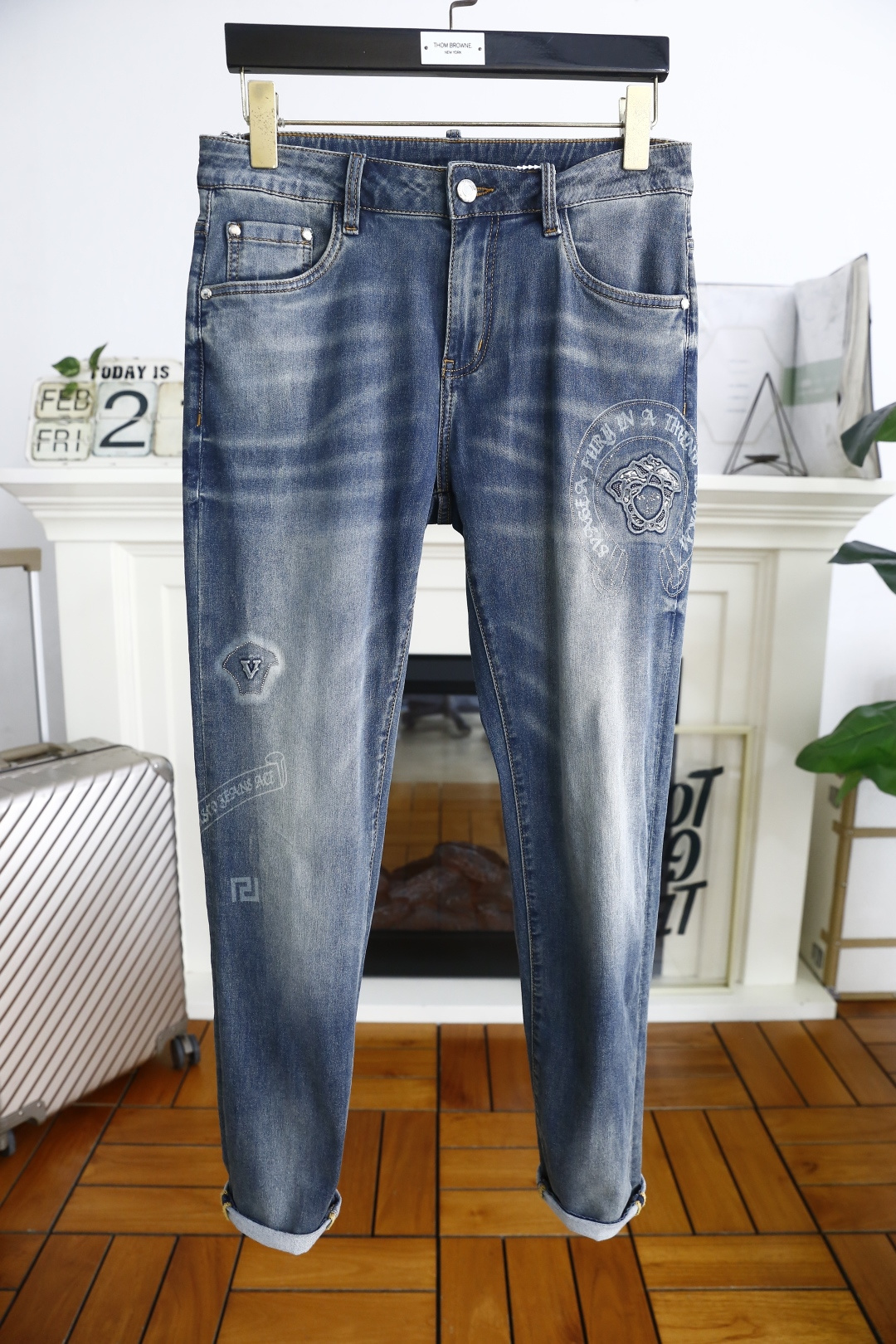 NO:122705,Van Size/Vers*ce. 25 spring new product original single high-end men's jeans!  Luxury classic brand Medusa LOGO accessories, hot-selling models for the counter, very comfortable to wear, low-key and luxurious, very classy when worn, no need to say much about the trouser style and cutting. The upper body is exquisite and vivid, high-end and top-grade material. The selection of real palace-grade denim. High-end top-washed denim fabric, excellent quality, and heavy washing makes the pants very soft!  Not picky about people, the upper body is absolutely stylish and extremely luxurious. Counter size 29-38, 35!  Shipping the next day!  , versace, versace, jeans, alexander wang19860909范思泽/Vers*ce. 25春季新品原单高端男士牛仔裤！奢华经典品牌美杜莎LOGO配饰 专柜热销款 身穿着非常舒适 低调不失奢华 穿出去非常有档次 裤型款式和裁剪亦无需多言 上身精致跃然高档一等一顶级质料 真正殿堂级的牛仔布选用 高档顶级洗水牛仔面料,品质卓然,经过重水洗使得裤子很柔软！不挑人 上身绝对的有型 极度奢华. 专柜尺码 29-38,有35！隔天出货！,,versace,versace,jeans,alexander wang,Men's clothing