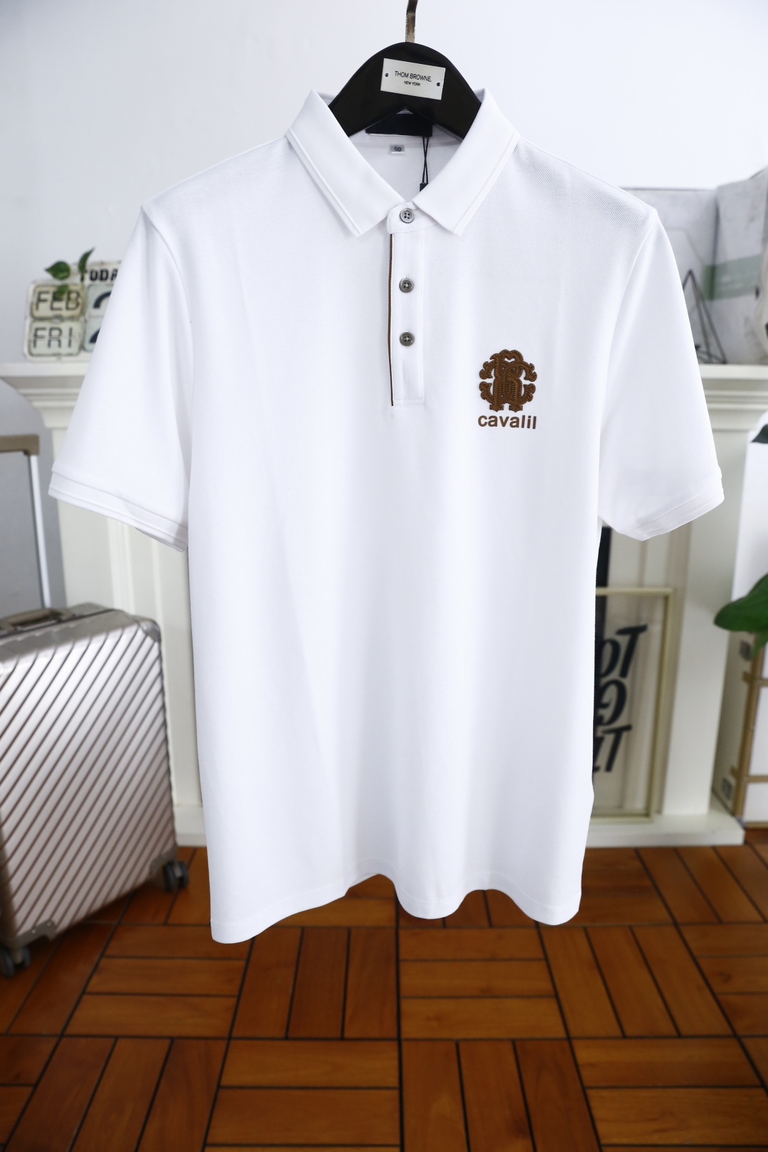 NO:122726,Kavali. 2025 spring new product classic fashion lapel polo short-sleeved fashion item design, more fashionable and comfortable, high-standard customization, very stylish upper body, luxury brand classic LOGO pattern customer-supplied auxiliary materials, customer-supplied imported high-end Judy fabrics have very delicate texture, exquisite details and exquisite craftsmanship, and auxiliary materials are all supplied by foreign merchants. It is a very shaping item, which can be matched with any fashion, and the style is super good. A must-have item for trendy men. Counter size: M-3XL, shipped the next day!  ,T-shirt,alexander wang19860909卡瓦丽. 2025春季新品经典时尚翻领polo短袖时尚单品设计,更加时尚舒适,高标准定制,上身非常有型,奢华品牌经典LOGO 图案 客供辅料,客供进口高档朱迪面料质感非常细腻,细节工艺精湛考究,辅料皆为外商客供,塑造性极高的一款单品,任何时装都可以搭配,版型超级好 潮男必备单品 专柜尺码:M-3XL,隔天出货！,,T-shirt,alexander wang,Men's clothing