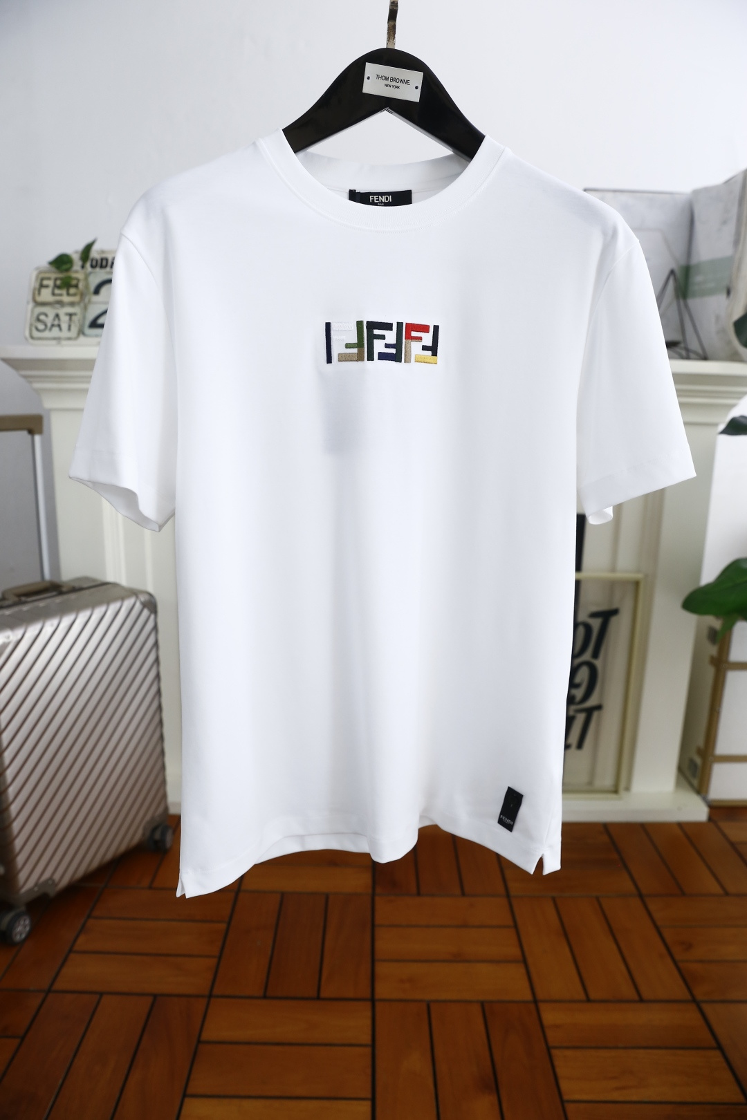 NO:122729,Fendi/Fe*di. 2025 spring new product men's round neck short sleeves with luxurious brand letters LOGO logo on the chest and you can appreciate the youthfulness and fashion sense brought by this design!  The overall style is fashionable and trendy, and it uses double mercerized cotton fabric, which is soft, skin-friendly and breathable, and has a very crisp and drape. It has a fashionable and fashionable color system on the upper body, a must-have item for trendy men!  Complete three standards!  Counter size 48-56, shipped the next day!  ,fendi,T-shirt,alexander wang19860909芬迪/Fe*di. 2025春季新品男士圆领短袖胸前奢华品牌字母LOGO标识标注上身就能体会这款设计带来的年轻与时尚感！整体时尚而有潮流,采用双丝光棉面料 柔软亲肤透气 ,又有很好的挺括 垂感 上身时尚潮流色系,潮男必备单品！三标齐全！专柜尺码48-56,隔天出货！,,fendi,T-shirt,alexander wang,Men's clothing