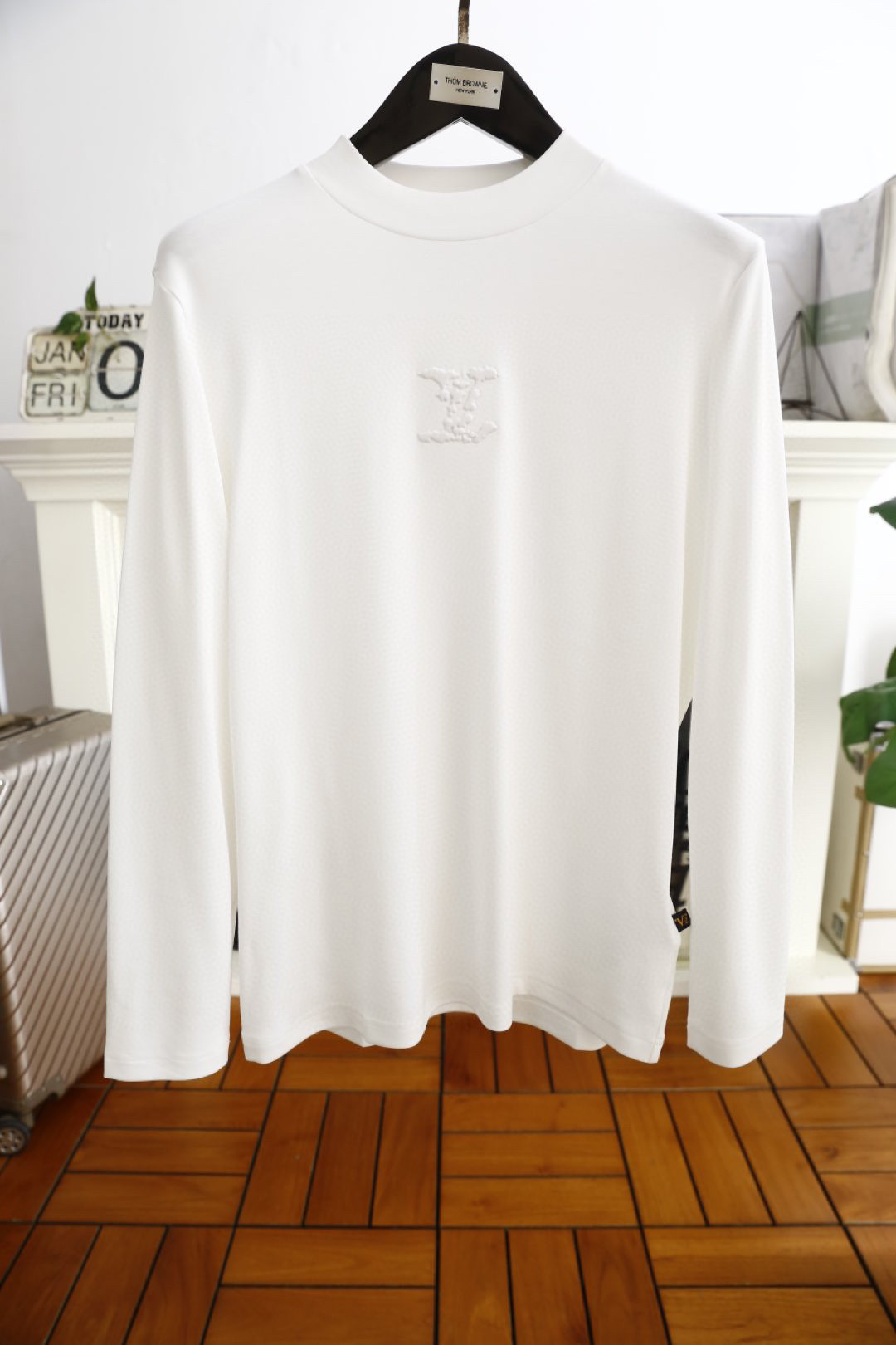 NO:122715,Louis Vuit*/LV. Men's fashionable and casual base shirt, long-sleeved T-shirt, selected imported comfortable modal cotton fabric, exquisite logo on the chest, excellent comfort and breathability, excellent soft, wrinkle-resistant elasticity and drooping. Whether worn alone or in the inner wear, they are very handsome, which conforms to men's practical dressing habits, pursues luxury, noble and elegant style, and creates extraordinary men's taste. The visual effect is very good, the grade is extremely high, simple and fashionable, and a must-have choice for casual business!  Counter size M-5XL, shipped the next day!  ,,louis vuitton,louis vuitton,tees,t-shirt,alexander wang19860909路易威*/LV. 男士时尚休闲打底衫长袖T恤,精选进口舒适莫代尔棉面料,胸前精致logo打造,舒适性与透气性兼优,柔软抗皱弹性和垂性极佳,无论是单穿或是内搭都是帅气十足,吻合了男性实用穿衣习惯,追求奢华高贵优雅风范,打造不凡男士品味,视觉效果非常赞,档次极高,简约时尚,休闲商务必备之选！专柜尺码M-5XL,隔天出货！,,louis vuitton,louis vuitton,tees，t-shirt,alexander wang,Men's clothing