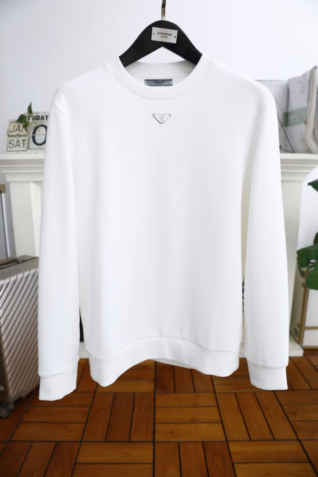 NO:122713,Prada*/Prada. Fashionable men's round neck sweatshirt luxury classic brand letter LOGO design!  It definitely stands the test of time!  !  It uses high-end comfortable fabrics and super comfortable fabrics, which are very high-end and must be purchased if you understand the goods!  The style and tailoring are slim styles, which are very exquisite, showing aura and highlighting the exquisiteness of business men. This is the unique feature, the right slim fit, and the upper body effect is very good!  Counter size M-5XL, shipped the next day!  , prada, prada, hoodie, sweatshirts, alexander wang19860909普拉*/Prada. 时尚男士圆领卫衣奢华经典品牌字母LOGO设计！绝对经得起时间的考验！！采用高档舒适面料,超舒适面料,非常显档次懂货的必须入！版型剪裁属于修身款 非常精致,显气场,又会凸显商务男士的精致,这就是独到之处,恰到好处的修身,上身效果非常赞！专柜尺码M-5XL,隔天出货！,,prada,prada,hoodie,sweatshirts,alexander wang,Men's clothing