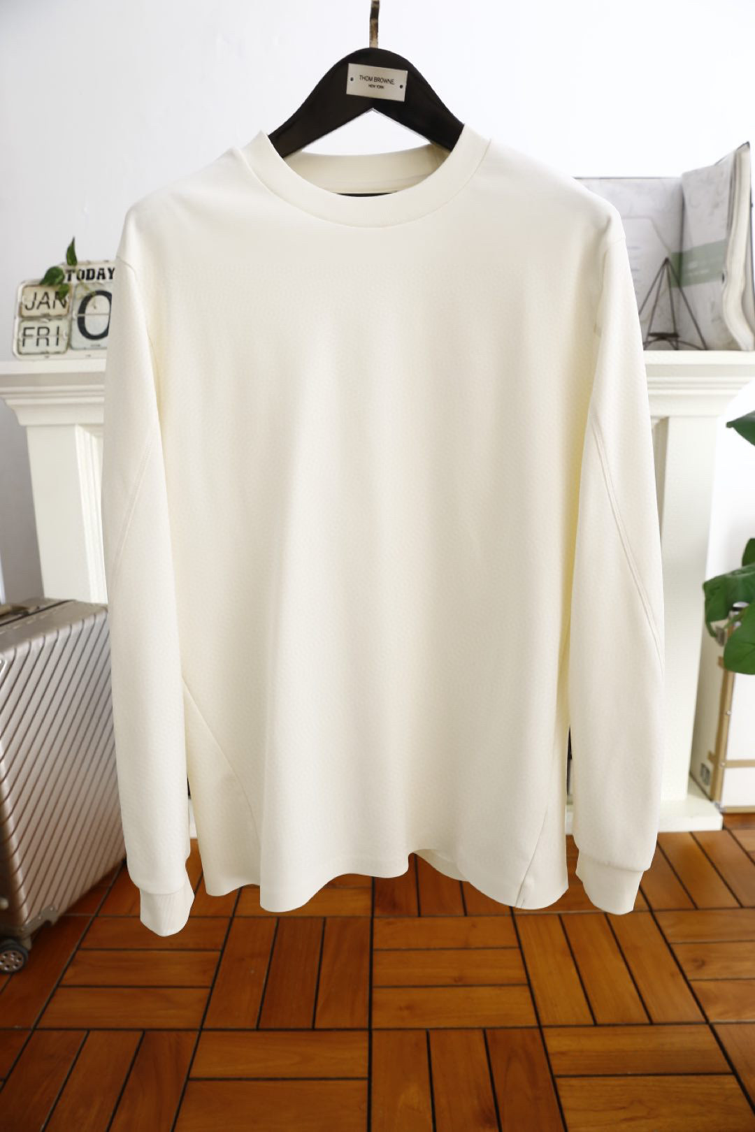 NO:122716,Y-3/Yaoji Yamamoto. Men's Fashion Pull-up Long Sleeve!  The back brand's classic letter pattern design is high-end and atmospheric classic series, the classic round neck design is fashionable and stylish, simple and generous, using imported custom-made comfortable and warm fabric, excellent warmth, anti-static feel is comfortable and smooth, the style is superb, crisp and stylish, street sports versatile items, the upper body is low-key but luxurious, the must-have counter size M-5XL, shipped the next day!  ,alexander wang19860909Y-3/山本耀司. 男士时尚套头长袖！后幅品牌经典字母图案设计高端大气经典系列,经典圆领设计时尚有型 简单大方,采用进口定制舒适保暖面料,保暖极佳 可防静电手感舒适顺滑 ,版型超赞挺括有型 ,街头运动百搭单品,上身低调而不失奢华,潮男必备款专柜尺码M-5XL,隔天出货！,,alexander wang,Men's clothing