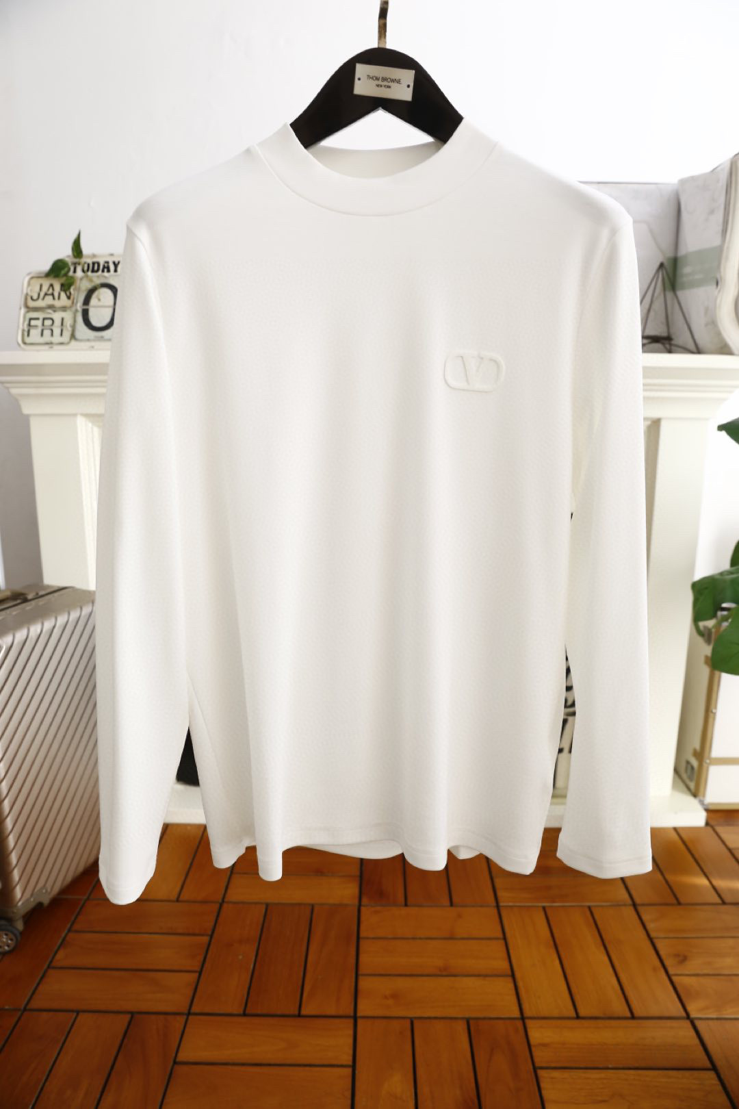 NO:122718,Valentino. Men's fashionable and casual base shirt, long-sleeved T-shirt, selected imported comfortable modal cotton fabric, exquisite logo on the chest, excellent comfort and breathability, excellent soft, wrinkle-resistant elasticity and drooping. Whether worn alone or in the inner wear, they are very handsome, which conforms to men's practical dressing habits, pursues luxury, noble and elegant style, and creates extraordinary men's taste. The visual effect is very good, the grade is extremely high, simple and fashionable, and a must-have choice for casual business!  Counter size M-5XL, shipped the next day!  , valentino,tees,t-shirt,alexander wang19860909华伦天奴. 男士时尚休闲打底衫长袖T恤,精选进口舒适莫代尔棉面料,胸前精致logo打造,舒适性与透气性兼优,柔软抗皱弹性和垂性极佳,无论是单穿或是内搭都是帅气十足,吻合了男性实用穿衣习惯,追求奢华高贵优雅风范,打造不凡男士品味,视觉效果非常赞,档次极高,简约时尚,休闲商务必备之选！专柜尺码M-5XL,隔天出货！,,valentino,tees，t-shirt,alexander wang,Men's clothing