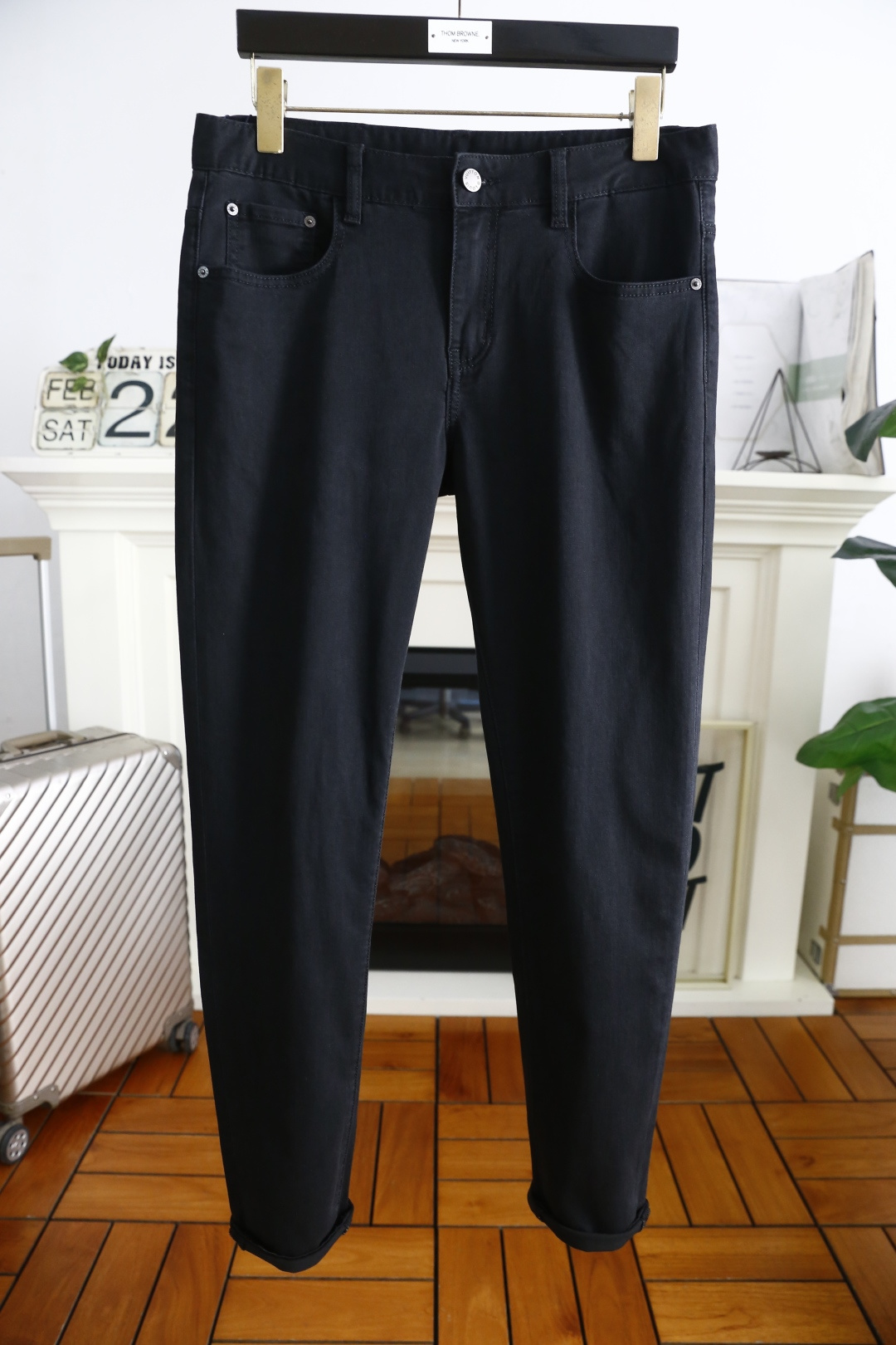 NO:122741,Louis Vuitt*n. 2025 spring new product original single high-end men's dark versatile jeans!  Luxury and classic brand LOGO accessories, very comfortable to wear, low-key and luxurious, very classy when worn, no need to say anything about the style and cutting of the pants. The upper body is exquisite and vivid, and the top quality is top-quality. The selection of truly palace-grade denim. High-end top-washed denim fabric, excellent quality, and heavy washing makes the pants very soft!  Not picky about people, the upper body is absolutely stylish and extremely luxurious. Counter size 29-40, 35!  Shipping the next day!  ,,louis vuitton,louis vuitton,jeans,alexander wang19860909路易威登/Louis Vuitt*n. 2025春季新品原单高端男士深色百搭牛仔裤！奢华经典品牌LOGO配饰 身穿着非常舒适 低调不失奢华 穿出去非常有档次 裤型款式和裁剪亦无需多言 上身精致跃然高档一等一顶级质料 真正殿堂级的牛仔布选用 高档顶级洗水牛仔面料,品质卓然,经过重水洗使得裤子很柔软！不挑人 上身绝对的有型 极度奢华. 专柜尺码 29-40,有35！隔天出货！,,louis vuitton,louis vuitton,jeans,alexander wang,Men's clothing