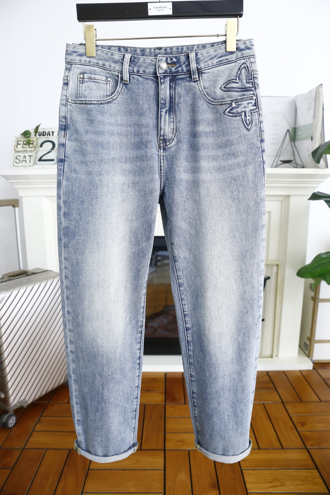 NO:124619,Louis Vuitt*n. 25 Spring New Products Men's Classic Versatile Jeans Trading Company Channel Product!  The role of ace hits every season is like a classic signature textbook!  A pair of pants with a very aesthetic tone, dominated by fabric and quality, continues the essence of normal design, with label elements perfectly embedded, which is a distinctive feature of identity and is quite distinctive!  Customer-supplied top-quality washing buffet fabrics, the fabric has first-class texture, slightly elastic, excellent scratchiness and boneiness, and the capable and neat cut, and the upper body effect is excellent!  A must-have artifact for trendy men!  Counter size S-3XL, shipped the next day!  ,,louis vuitton,louis vuitton,jeans,alexander wang19860909路易威登/Louis Vuitt*n. 25春季新品男士经典百搭牛仔裤贸易公司渠道货！每一季的王牌级爆款担当,俨然属于经典招牌教科书般存在！极具美学基调的一款裤子,以面料和品质为主导,延续了常态化的设计精髓,标签化元素完美嵌入,属于身份的特色彰显,辨识度颇为鲜明！客供进口顶级洗水牛仔面料,面料质地一流,略带弹力,挺刮度与筋骨感极好,干练利落的裁剪,上身效果极好！潮男必备神器！专柜尺码S-3XL,隔天出货！,,louis vuitton,louis vuitton,jeans,alexander wang,Men's clothing