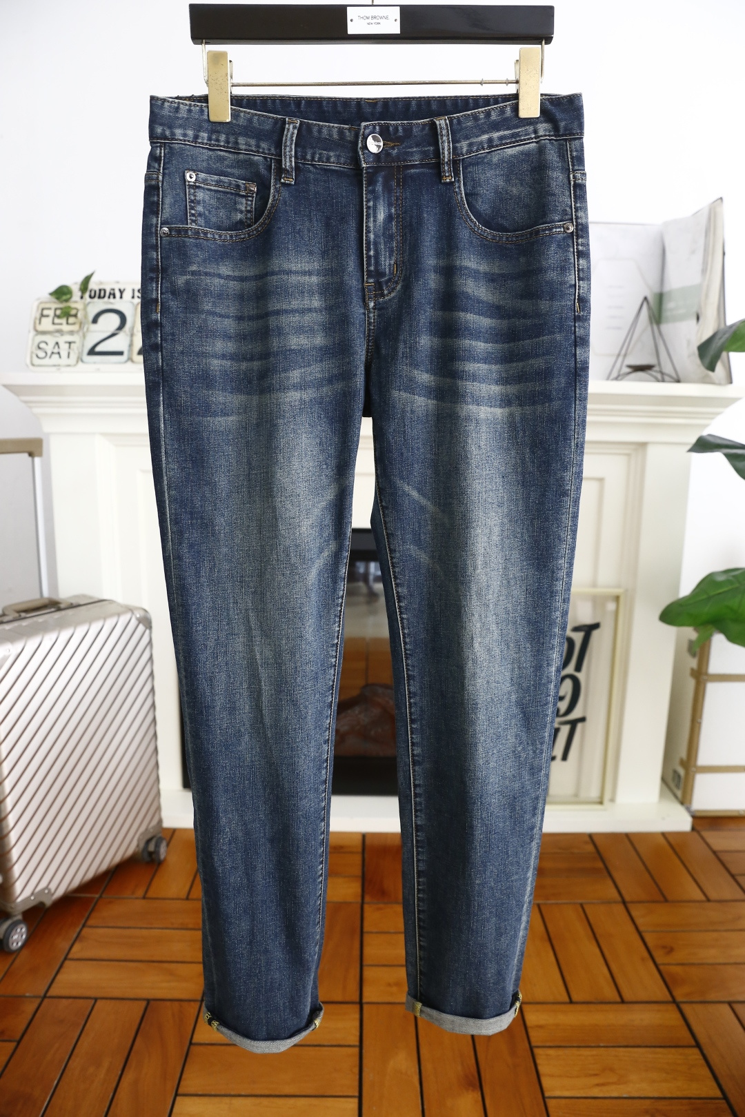 NO:122717,Gucci/Gu*ci. 25 spring new product original single high-end men's jeans!  Luxury classic brand LOGO accessories, hot-selling models for counters, very comfortable to wear, low-key and luxurious, very classy when worn, no need to say much about the trouser style and cutting. The upper body is exquisite and vivid, high-end and top-grade material. The selection of real palace-grade denim. High-end top-washed denim fabric, excellent quality, and heavy washing makes the pants very soft!  Not picky about people, the upper body is absolutely stylish and extremely luxurious. Counter size 29-40, 35!  Shipping the next day!  ,gucci,jeans,alexander wang19860909古驰/Gu*ci. 25春季新品原单高端男士牛仔裤！奢华经典品牌LOGO配饰 专柜热销款 身穿着非常舒适 低调不失奢华 穿出去非常有档次 裤型款式和裁剪亦无需多言 上身精致跃然高档一等一顶级质料 真正殿堂级的牛仔布选用 高档顶级洗水牛仔面料,品质卓然,经过重水洗使得裤子很柔软！不挑人 上身绝对的有型 极度奢华. 专柜尺码 29-40,有35！隔天出货！,,gucci,jeans,alexander wang,Men's clothing