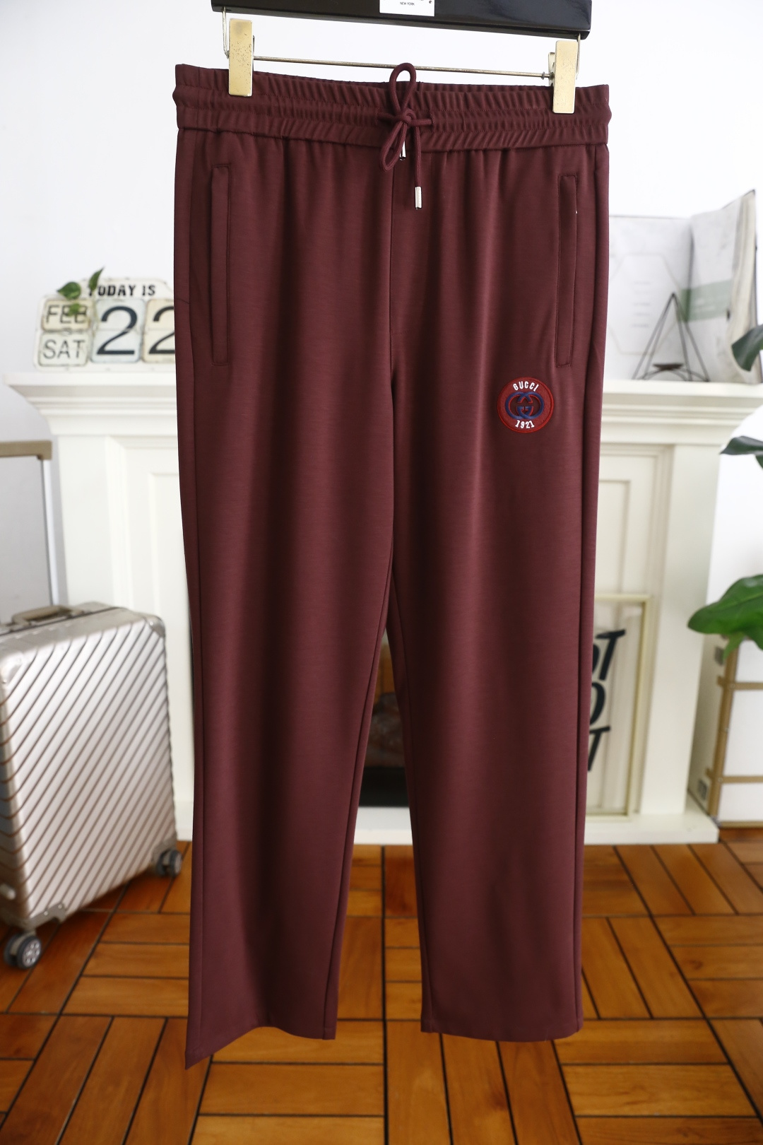 NO:122738,Gucci/Gu*ci. 25 spring new fashion men's casual pants!  It uses imported comfortable and breathable fabrics, with classic elements of luxury brand design, and the upper body is casual and comfortable!  The elastic waist is casual and unrestrained!  The same product for overseas European counters, the upper body is fashionable and sporty, very low-key and luxurious!  The stitching of the turner is delicate and strong!  Perfect three-dimensional tailoring, highly recommend buying the product!  Counter size S-3XL, shipped the next day!  ,gucci,alexander wang19860909古驰/Gu*ci. 25春季新品时尚男士休闲裤！采用进口舒适透气面料,奢华品牌经典元素设计 上身随意舒服！松紧腰休闲搭配无束缚感！海外欧洲专柜同品,上身时尚运动显时尚,很低调且不失奢华品味！车工缝线细致而强悍！完美立体剪裁,强烈推荐购入货色！专柜尺码S-3XL,隔天出货！,,gucci,alexander wang,Men's clothing