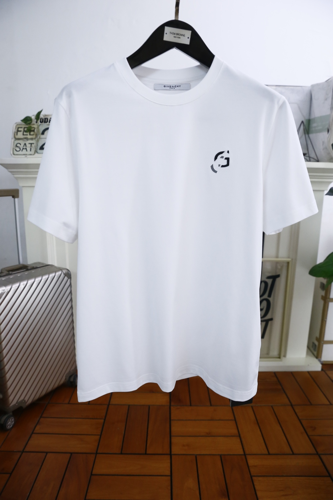 NO:122737,Given*hy. 2025 spring and summer new product for men's round neck short sleeves, luxury brand letters LOGO logo on the chest, you can appreciate the youthfulness and fashion sense brought by this design!  The overall style is fashionable and trendy, and it uses double mercerized cotton fabric, which is soft, skin-friendly and breathable, and has a very crisp and drape. It has a fashionable and fashionable color system on the upper body, a must-have item for trendy men!  Complete three standards!  Counter size 46-58, shipped the next day!  ,,givenchy,givenchy,T-shirt,alexander wang19860909纪梵希/Given*hy. 2025春夏新品男士圆领短袖胸前奢华品牌字母LOGO标识标注上身就能体会这款设计带来的年轻与时尚感！整体时尚而有潮流,采用双丝光棉面料 柔软亲肤透气 ,又有很好的挺括 垂感 上身时尚潮流色系,潮男必备单品！三标齐全！专柜尺码46-58,隔天出货！,,givenchy,givenchy,T-shirt,alexander wang,Men's clothing