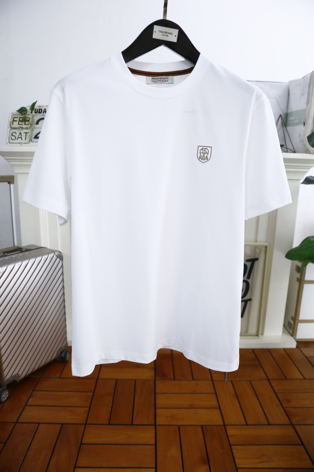 NO:122742,Brunello Cucinelli. 2025 spring and summer new product for men's round neck short sleeves, luxury brand LOGO logo on the chest, you can appreciate the youthfulness and fashion sense brought by this design!  The overall fashion is fashionable and trendy. The fabric is made of top-quality fabrics for customer supply, soft, skin-friendly and breathable, and has a very crisp and crisp drooping feeling. The upper body is fashionable and fashionable, and it is a must-have item for trendy men!  Counter size S-4XL, shipped the next day!  brunello cucinelli,T-shirt,alexander wang19860909Brunello Cucinelli. 2025春夏新品男士圆领短袖胸前奢华品牌LOGO标识标注上身就能体会这款设计带来的年轻与时尚感！整体时尚而有潮流,面料采用客供顶级面料 柔软亲肤透气 ,又有很好的挺括 垂感 上身时尚潮流色系,潮男必备单品！专柜尺码S-4XL,隔天出货！,,brunello cucinelli,T-shirt,alexander wang,Men's clothing