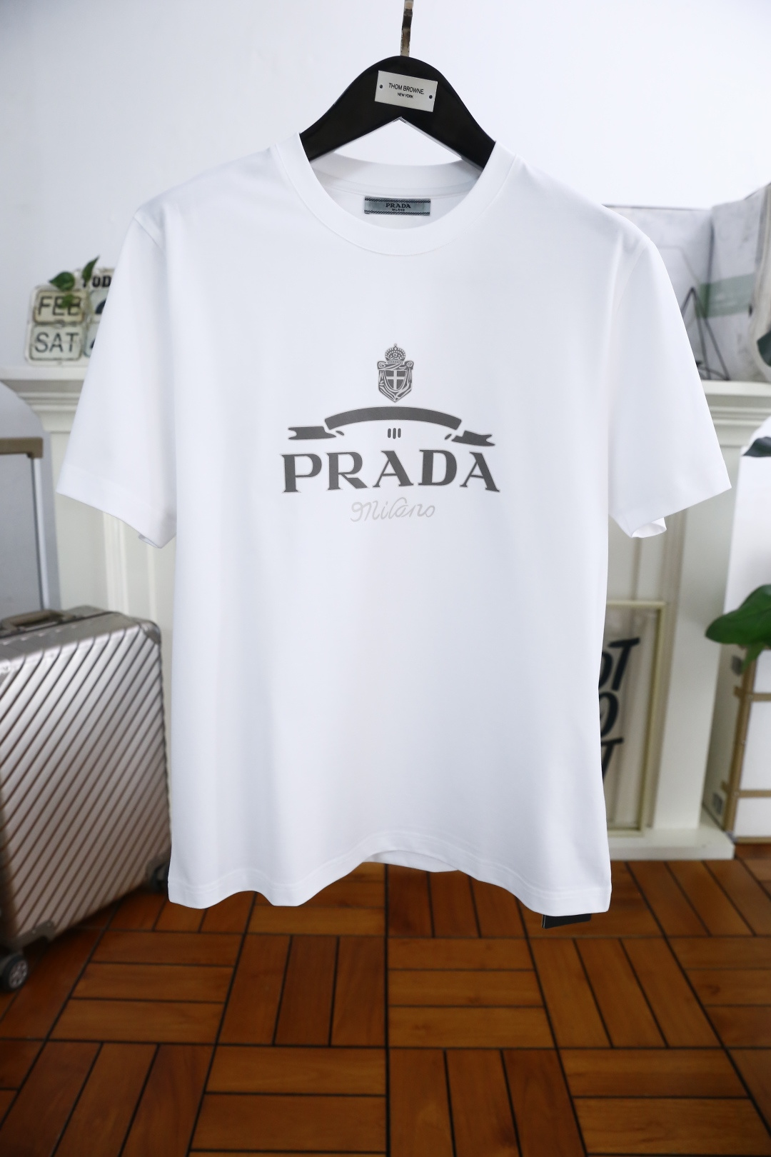 NO:122731,Pula*/Pr*da. New products for spring and summer 25!  Fashionable men's round neck short sleeves on the chest with luxurious classic brand LOGO logo on the upper body, you can experience the youthfulness and fashion sense brought by this design!  The overall fashion is fashionable and trendy. The fabric is made of top-quality fabrics for customer supply, soft, skin-friendly and breathable, and has a very crisp and drooping feeling. The upper body is fashionable and fashionable, and must-have for men!  Counter size S-4XL, shipped the next day!  ,,prada,T-shirt,alexander wang19860909普拉*/Pr*da. 25春夏新品！时尚男士圆领短袖胸前奢华经典品牌LOGO标识标注上身就能体会这款设计带来的年轻与时尚感！整体时尚而有潮流,面料采用客供顶级面料 柔软亲肤透气 ,又有很好的挺括 垂感 上身时尚潮流色系,男士必备单品！专柜尺码S-4XL,隔天出货！,,prada,T-shirt,alexander wang,Men's clothing