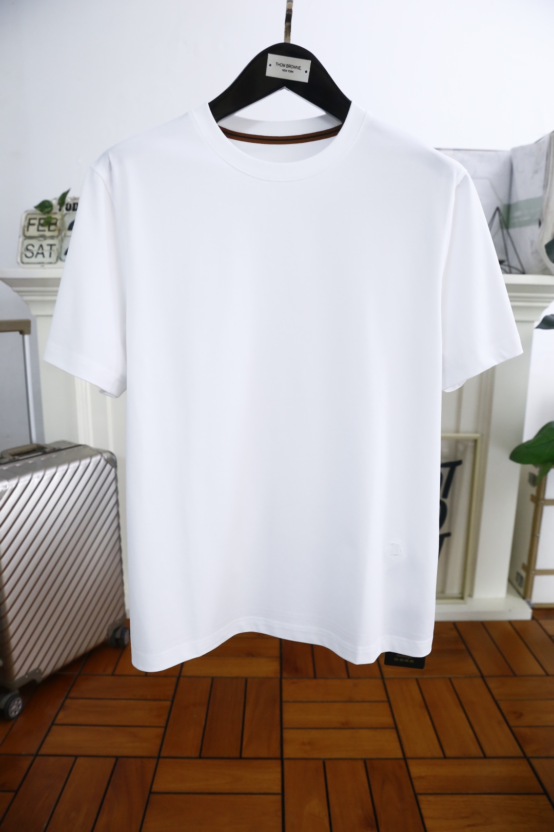 NO:122744,LP. 2025 spring new product fashionable round neck short sleeve high-end custom versatile style!  More practical, anyone can easily control it. It uses classic double mercerized fabric craftsmanship and luxurious classic brand letter logo design for the back, which is very classy and must be entered if you understand the goods!  The style and tailoring are slim styles, which are very exquisite, showing aura and highlighting the exquisiteness of business men. This is the unique feature, the right slim fit, and the upper body effect is very good!  Counter size 46-58, shipped the next day!  ,loro piana,T-shirt,alexander wang19860909LP. 2025春季新品时尚圆领短袖高级定制百搭款式！更有实用感 任何人都可以轻松驾驭 采用经典双丝光面料工艺 后幅奢华经典品牌字母logo设计,非常显档次懂货的必须入！版型剪裁属于修身款 非常精致,显气场,又会凸显商务男士的精致,这就是独到之处,恰到好处的修身,上身效果非常赞！专柜尺码46-58,隔天出货！,,loro piana,T-shirt,alexander wang,Men's clothing