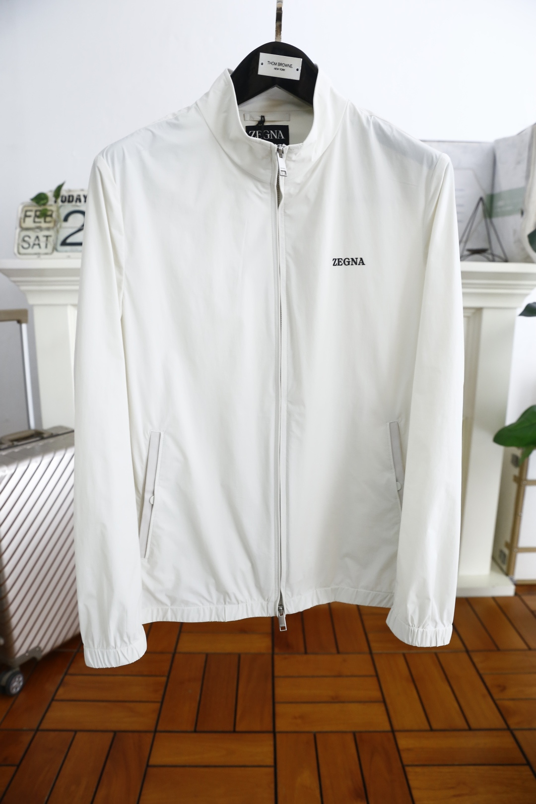 NO:122727,Jeni*/Ze*na. New spring 2025 men's jacket!  Trading company channel goods, a very popular single item!  The fashionable stand-up collar and luxurious classic brand letter logo are very recognizable and have a stunning effect, demonstrating the extremely high brand fashion proposition and perfectly interpreting the brand's characteristics and soul!  It is made of comfortable quick-drying fabric, high-weight material, very delicate texture, exquisite and exquisite detailing and exquisite auxiliary materials, and is a single product with extremely high shaping. Its appearance on the street is absolutely eye-catching and has an excellent equipment that can be selected from thousands of people!  Counter size M-3XL, shipped the next day!  ,zegna,jackets & coats,jackets & coats,alexander wang19860909杰尼*/Ze*na. 2025春季新品男士夹克外套！贸易公司渠道货 人气极高的一款单品！时尚立领搭配奢华经典品牌字母logo辨识度非常鲜明,效果惊艳,彰显了极高的品牌时髦主张,完美诠释了品牌的特质及灵魂所在！采用舒适速干面料高克重材质,质感非常细腻,细节工艺精湛考究,辅料皆为外商客供,塑造性极高的一款单品,出街造型绝对招眼吸睛,万里挑一的绝佳装备！专柜尺码M-3XL,隔天出货！,,zegna,jackets & coats,jackets & coats,alexander wang,Men's clothing