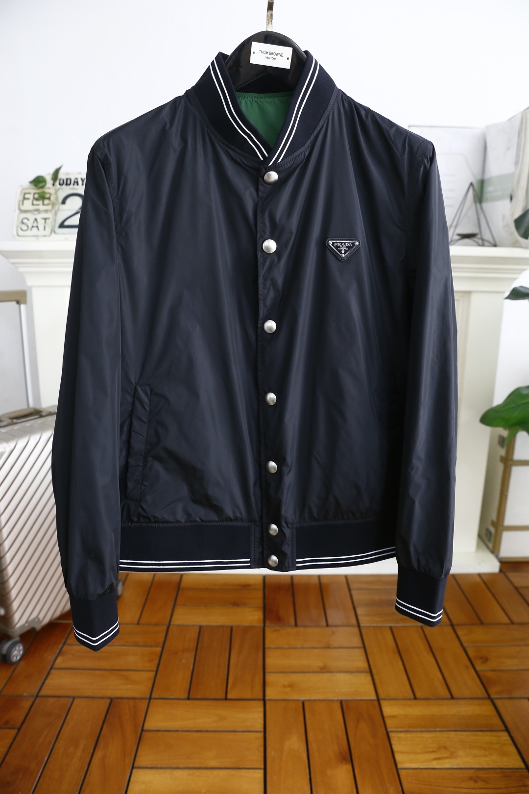 NO:122723,Pula*/Pr*da. New products for spring 2025!  Fashionable men's double-sided wearable jacket original single rude product!  New products for overseas purchasing agent show, fashionable and classic original hardware button placket design, excellent upper body effect!  A very design-like and practical style that is so exciting!  Extremely eye-catching!  Extremely luxurious!  Easily advance the sense of fashion, with extremely exquisite workmanship and neat and meticulous wiring!  Original hardware, masterpiece of big-name designers!  The upper body doesn't look bloated and super handsome!  A must-have for autumn and winter, counter sizes 48-56, shipped the next day!  ,,prada,jackets & coats,jackets & coats,alexander wang19860909普拉*/Pr*da. 2025春季新品！时尚男士双面可穿夹克外套原单狠货！海外代购秀场新品,时尚经典原版五金扣子门襟设计上身效果超棒！极具设计感又实穿的一款 爆到疯掉！极为抢眼！奢华至极！轻松将时髦感进阶,做工极为考究严谨,走线工整细致！原版五金,大牌设计师巨作！上身不显臃肿、超级帅气！秋冬必备款,专柜尺码48-56,隔天出货！,,prada,jackets & coats,jackets & coats,alexander wang,Men's clothing