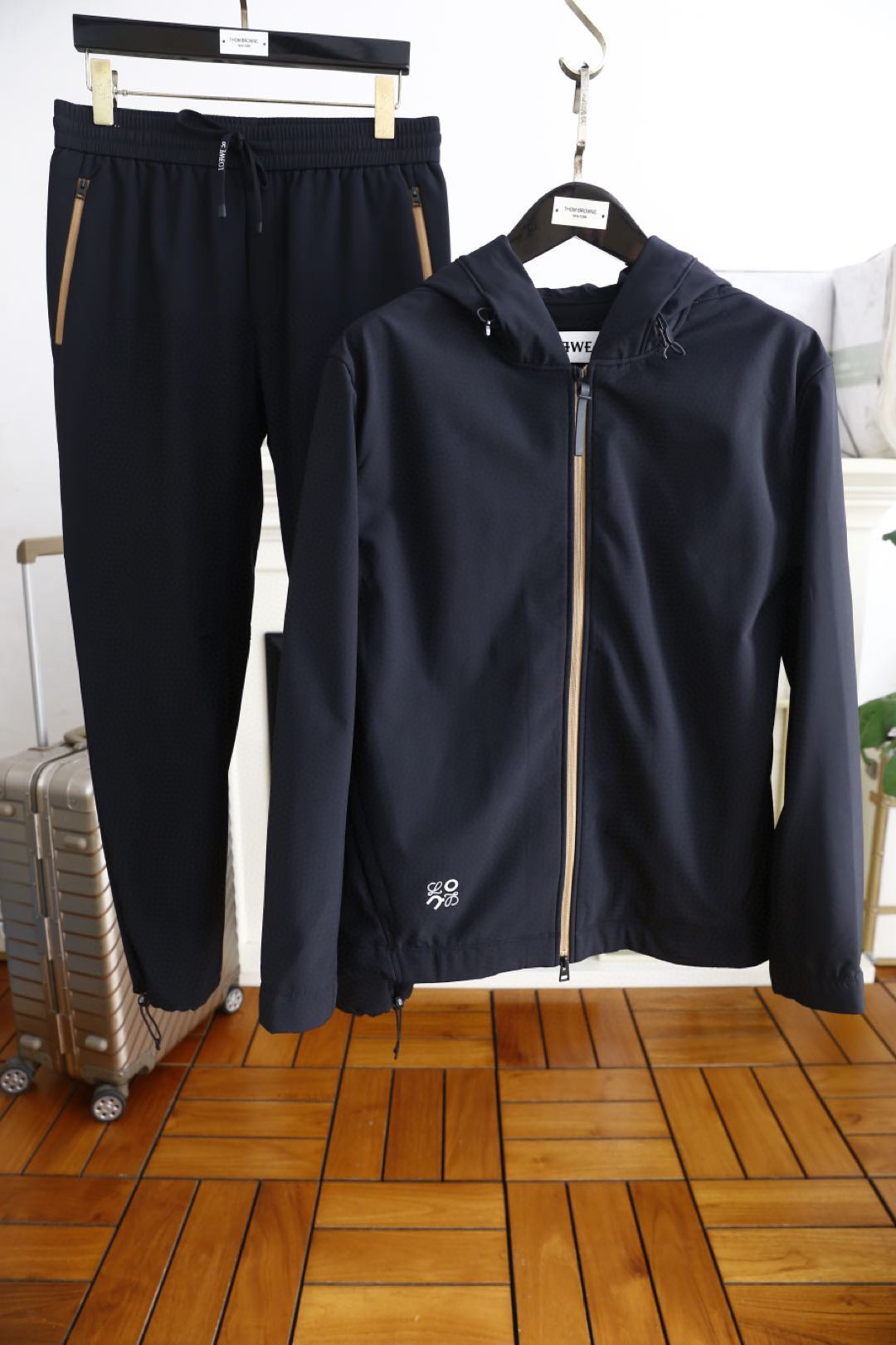 NO:122720,Luo Yiwei. Men's casual zipper sports suits overseas counter synchronization!  Exquisite high-end luxury classic hooded design uses high-end custom comfortable fabrics for soft and comfortable!  The touch is delicate and soft, the upper body is comfortable and breathable, the luxury and classic brand LOGO style is luxurious and atmospheric, versatile style, the dress is not picky, the workmanship is meticulous, there is no pressure to enter and exit the counter. It is definitely a good product worth everyone to use!  Counter size S-5XL, shipped the next day!  ,loewe,hats,alexander wang19860909罗意威. 男士休闲拉链运动套装海外专柜同步！精致高级奢华经典连帽设计采用高档定制舒适面料,具备柔软舒适！手感细腻柔软 上身舒适透气 奢华经典品牌LOGO大牌风范 奢华大气 百搭款式 穿着不挑人 ,做工精细一丝不苟 ,出入专柜无压力 绝对值得人手一件的好货！专柜尺码S-5XL,隔天出货！,,loewe,hats,alexander wang,Men's clothing