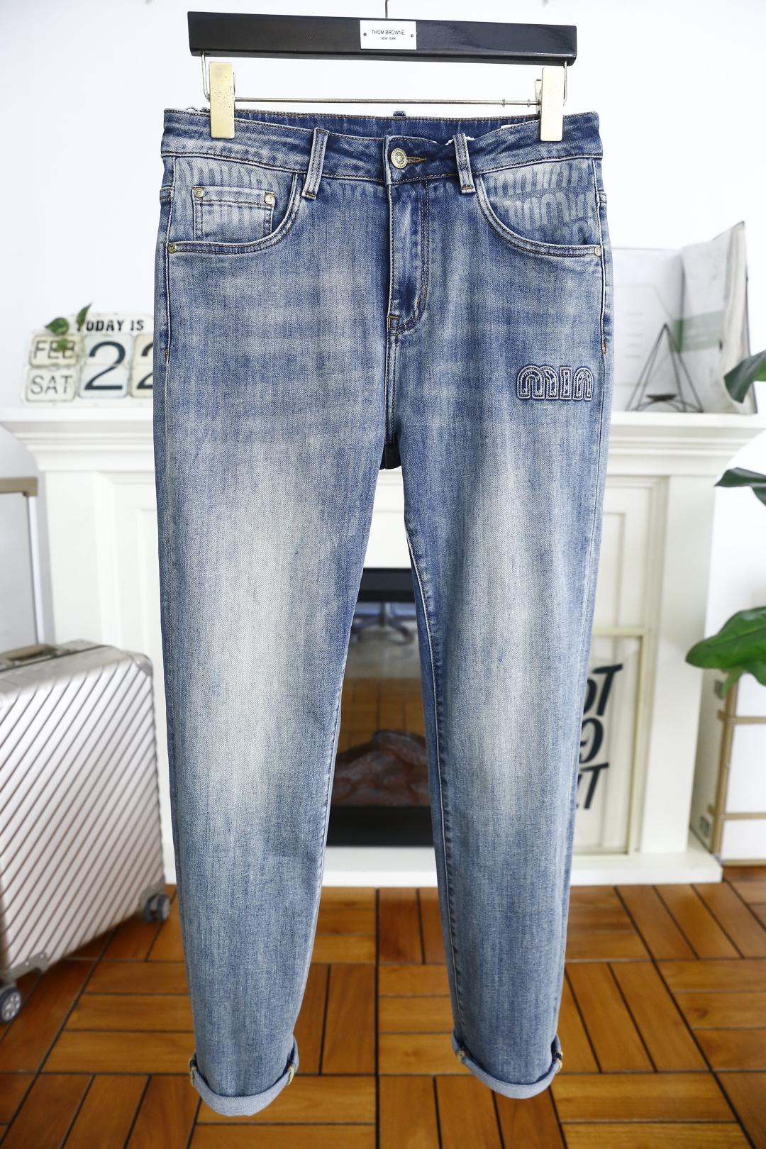 NO:122725,MIUMIU. Spring 25 Fashionable Men's Classic Stretch Small Foot Jeans, Overseas Counter GW is launched simultaneously, and the legs are washed and polished with customer-supply water, which is more fashionable. The luxury classic brand logo highlights the brand's characteristics. The fashion trend has therefore become one of the biggest selling points and is extremely cost-effective. There is no confusion or trouble of color conflict. Such a rich high-end jeans are absolutely fashionable, casual and versatile!  A must-have for trendy men!  Counter sizes 28-36, there are 35!  Shipping the next day!  ,miumiu,jeans,alexander wang19860909MIUMIU. 25春季时尚男士经典弹力小脚牛仔裤,海外专柜GW同步上市,采用客供水洗弹力牛仔裤腿处水洗磨更潮范,奢华经典品牌Logo标志彰显品牌特征,时尚潮流因此已成为最大卖点之一而性价比又极高,没有颜色冲突的困惑或困扰,这么一款丰富内练高端牛仔裤,绝对时尚休闲百搭款！潮男必备！专柜尺码28-36,有35！隔天出货！,,miumiu,jeans,alexander wang,Men's clothing