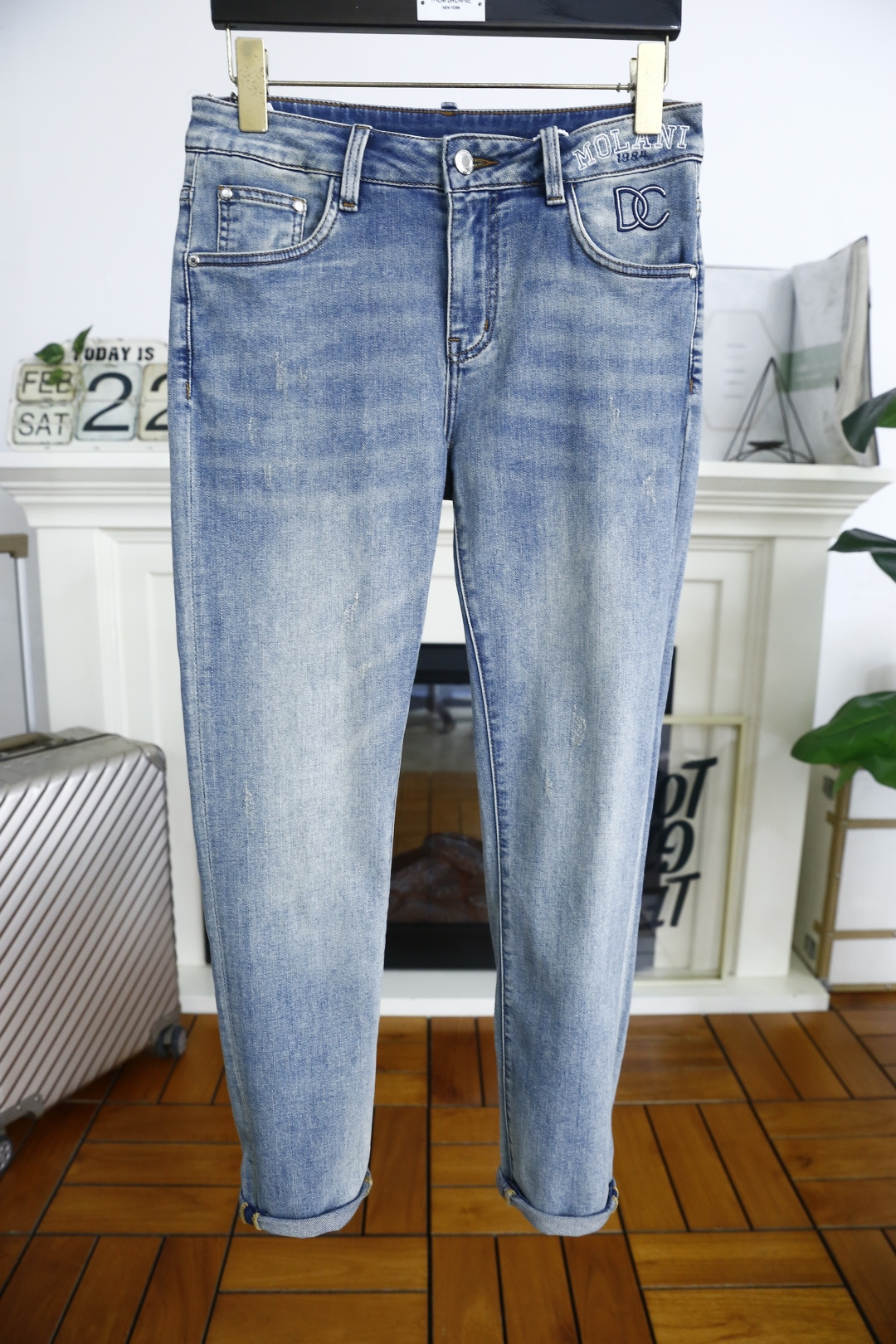 NO:122722,Dolce & Gabbana. 2025 spring new product original single high-end men's jeans!  Luxury classic brand letter LOGO accessories. It is very comfortable to wear, low-key and luxurious, and it is very classy when worn. There is no need to say much about the style and cutting of the pants. The upper body is exquisite and vivid, and the top quality is top-quality. The selection of truly palace-grade denim. High-end top-washed denim fabric is of excellent quality. It has made the pants very soft after heavy washing!  Not picky about people, the upper body is absolutely stylish and extremely luxurious. Counter size 28-38, 35!  Shipping the next day!  ,Dolce & Gabbana,jeans,alexander wang19860909杜嘉班纳. 2025春季新品原单高端男士牛仔裤！奢华经典品牌字母LOGO配饰 身穿着非常舒适 低调不失奢华 穿出去非常有档次 裤型款式和裁剪亦无需多言 上身精致跃然高档一等一顶级质料 真正殿堂级的牛仔布选用 高档顶级洗水牛仔面料,品质卓然,经过重水洗使得裤子很柔软！不挑人 上身绝对的有型 极度奢华. 专柜尺码 28-38,有35！隔天出货！,,Dolce&Gabbana,jeans,alexander wang,Men's clothing