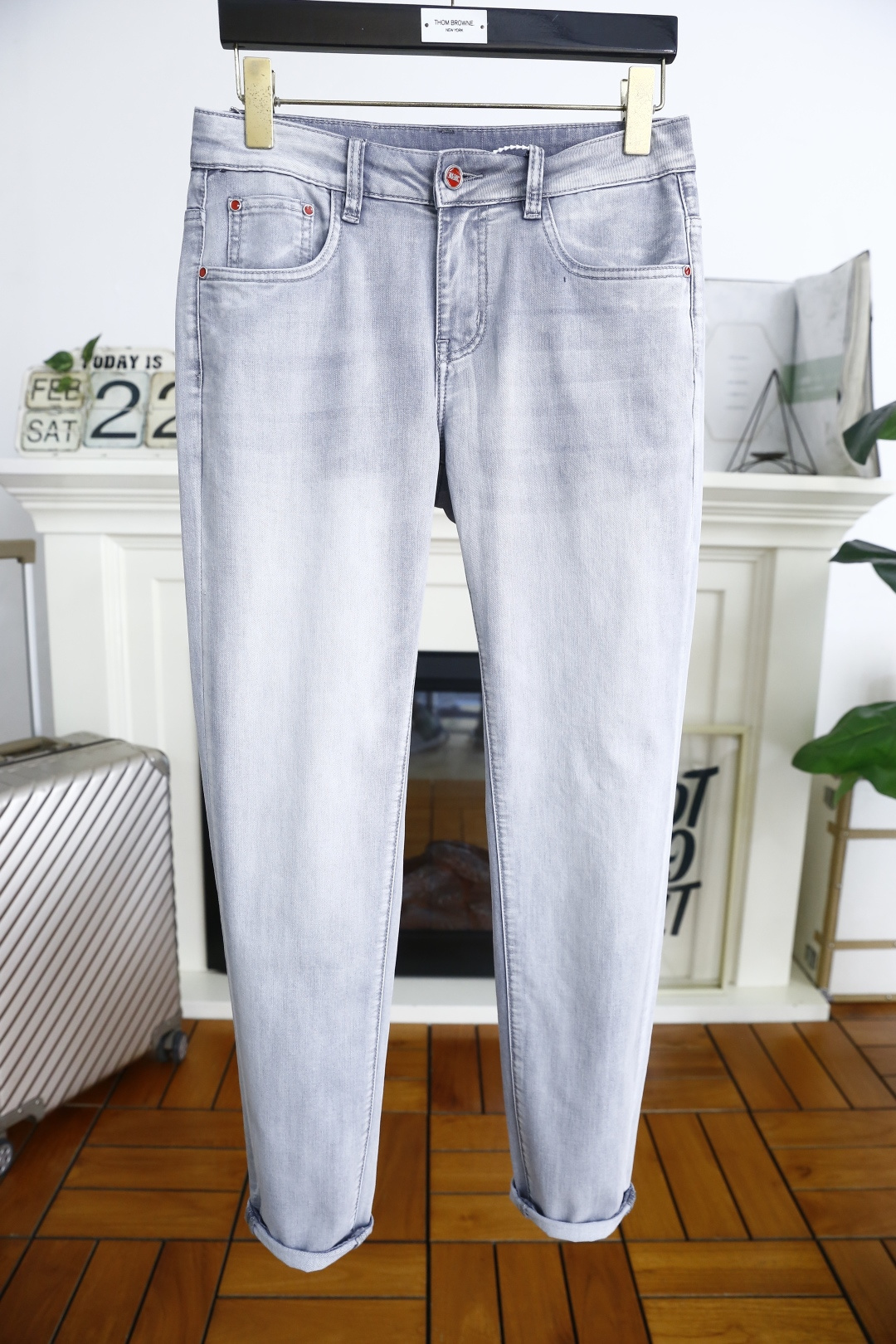 NO:122728,Kiton. 2025 spring new product fashionable men's classic elastic small foot jeans, must-have light-colored jeans in spring, overseas counter GW is launched simultaneously, and elastic jeans are washed with customer water supply!  The luxury and classic brand logo highlights the brand characteristics, original hardware and accessories, and fashion trends have therefore become one of the biggest selling points and are extremely cost-effective. There is no confusion or trouble of color conflict. Such a rich high-end jeans are absolutely fashionable, casual and versatile!  A must-have for trendy men!  Counter sizes 29-38, there are 35!  Shipping the next day!  , jeans,alexander wang19860909kiton. 2025春季新品时尚男士经典弹力小脚牛仔裤,春季必入手浅色牛仔裤海外专柜GW同步上市,采用客供水洗弹力牛仔裤！奢华经典品牌Logo标志彰显品牌特征,原厂五金辅料,时尚潮流因此已成为最大卖点之一而性价比又极高,没有颜色冲突的困惑或困扰,这么一款丰富内练高端牛仔裤,绝对时尚休闲百搭款！潮男必备！专柜尺码29-38,有35！隔天出货！,,jeans,alexander wang,Men's clothing