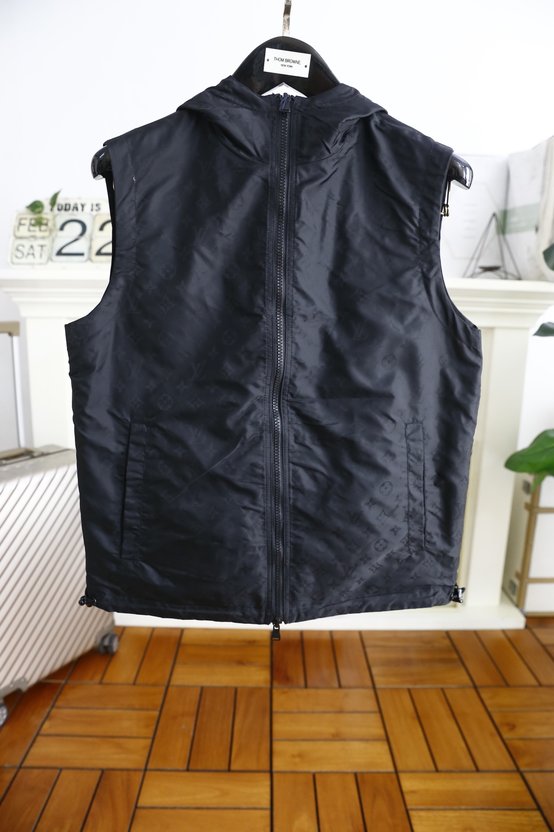 NO:122762,Louis Vuit*/Louis Vuit*on. 2025 Spring Men's New Double-Side Thin Style Wearable Vest!  A simple and fashionable vest for men, without losing the sense of detail. Every detail is exquisite and stylish, with three-dimensional silhouette and a super energetic upper body!  Standard style!  The fabric is made of soft and delicate custom fabric. It is a comfortable and comfortable upper body, crisp and stylish, and can be easily controlled by both business and leisure! Counter sizes 48-56, shipped the next day!  ,,louis vuitton,louis vuitton,alexander wang19860909路易威*/Louis Vuit*on. 2025春季男士新品双面薄款可穿马甲！男士商务休闲马甲简约时尚又不失细节感一款,每一处细节都精致有型 立体廓型感,上身超显精神！标准的版型！面料采用柔软细腻定制面料 上身亲肤舒适,挺括有型,商务休闲都能很好驾驭的一款! 专柜尺码48-56,隔天出货！,,louis vuitton,louis vuitton,alexander wang,Men's clothing