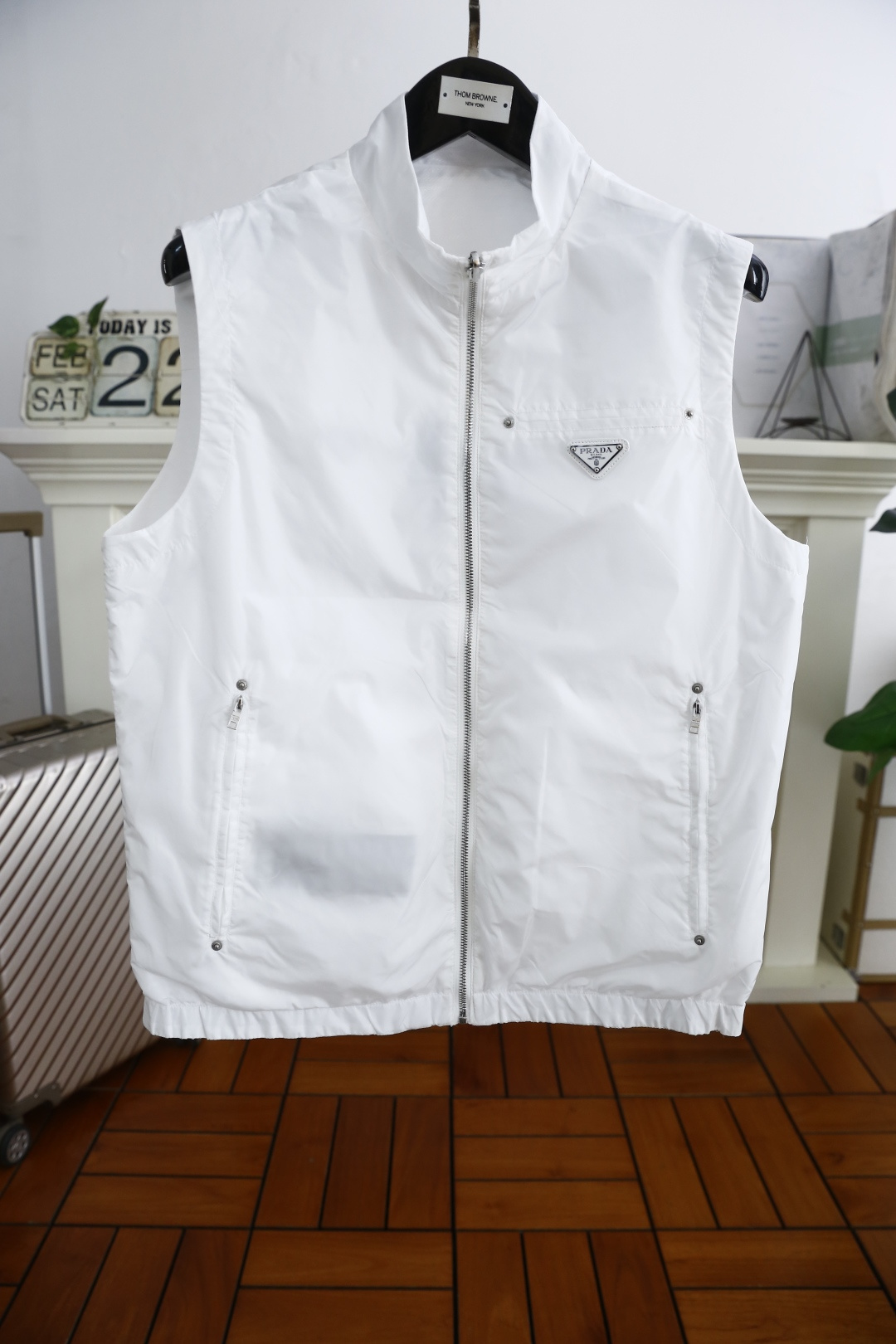 NO:122764,Pula*/Pr*da. 2025 spring men's new double-sided thin style wearable vest!  A simple and fashionable vest for men, without losing the sense of detail. Every detail is exquisite and stylish, with three-dimensional silhouette and a super energetic upper body!  Standard style!  The fabric is made of soft and delicate custom fabric. It is a comfortable and comfortable upper body, crisp and stylish, and can be easily controlled by both business and leisure! Counter sizes 48-56, shipped the next day!  ,prada,alexander wang19860909普拉*/Pr*da. 2025春季男士新品双面薄款可穿马甲！男士商务休闲马甲简约时尚又不失细节感一款,每一处细节都精致有型 立体廓型感,上身超显精神！标准的版型！面料采用柔软细腻定制面料 上身亲肤舒适,挺括有型,商务休闲都能很好驾驭的一款! 专柜尺码48-56,隔天出货！,,prada,alexander wang,Men's clothing