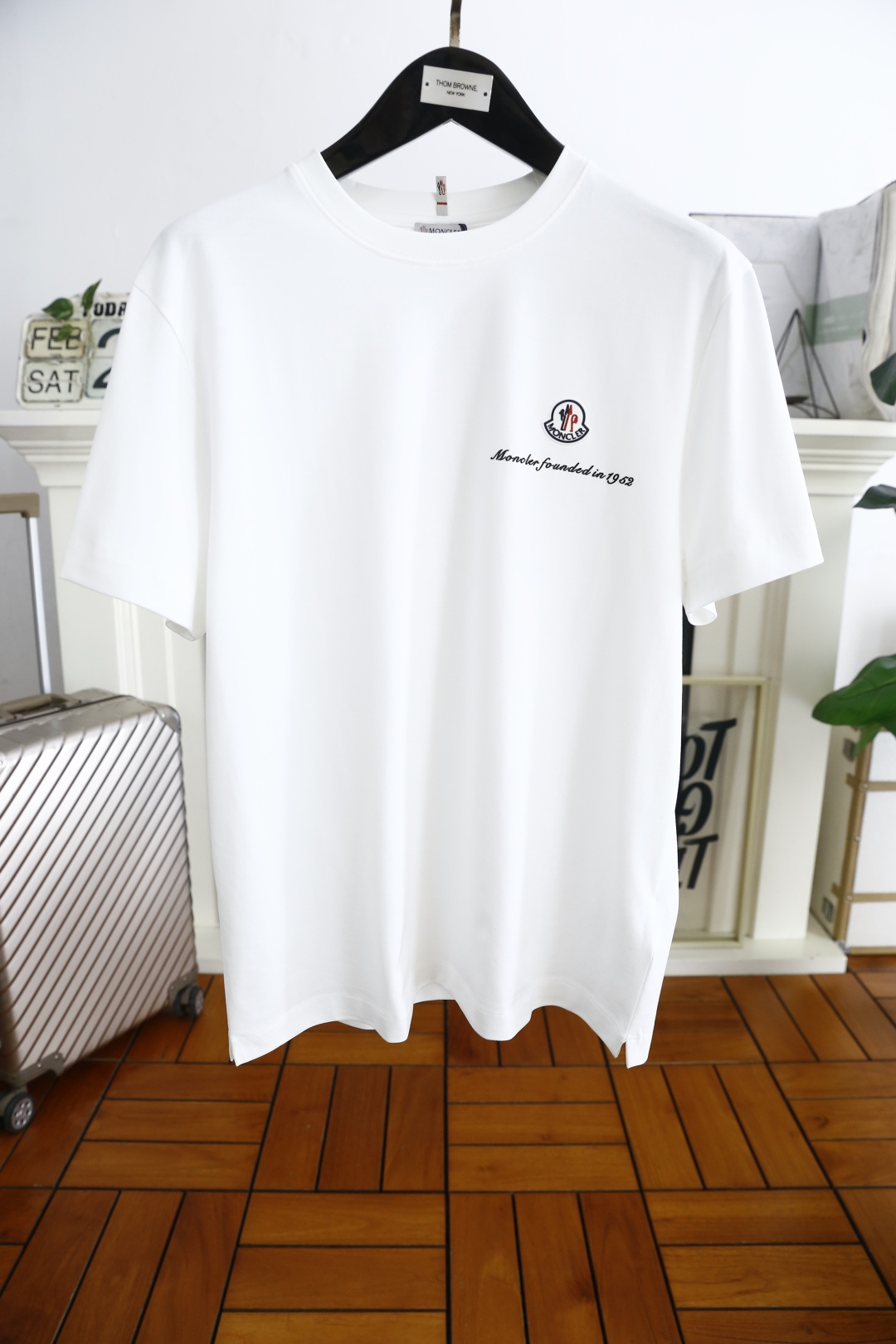 NO:122752,Monc*er. 2025 spring and summer new product fashionable round neck short sleeve high-end custom versatile style!  More practical, anyone can easily control it. It uses classic double mercerized fabric craftsmanship and luxurious classic brand letter logo design, which is very high-end and must be entered if you understand the goods!  The style and tailoring are slim styles, which are very exquisite, showing aura and highlighting the exquisiteness of business men. This is the unique feature, the right slim fit, and the upper body effect is very good!  Complete three standards!  Counter size 48-56, shipped the next day!  , Moncler, T-shirt, alexander wang19860909蒙口/Monc*er. 2025春夏新品时尚圆领短袖高级定制百搭款式！更有实用感 任何人都可以轻松驾驭 采用经典双丝光面料工艺 奢华经典品牌字母logo设计,非常显档次懂货的必须入！版型剪裁属于修身款 非常精致,显气场,又会凸显商务男士的精致,这就是独到之处,恰到好处的修身,上身效果非常赞！三标齐全！专柜尺码48-56,隔天出货！,,Moncler,T-shirt,alexander wang,Men's clothing