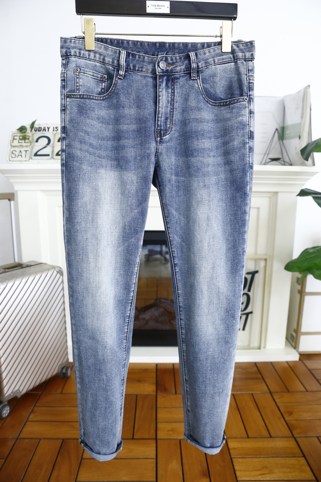 NO:122733,Gucci/Gu*ci. 25 spring new product original single high-end men's jeans!  Luxury classic brand letter LOGO accessories, hot-selling models for the counter, very comfortable to wear, low-key and luxurious, very classy when worn, no need to say much about the trouser style and cutting. The upper body is exquisite and vivid, high-end and top-grade material. The selection of real palace-grade denim. High-end top-washed denim fabric, excellent quality, and heavy washing makes the pants very soft!  Not picky about people, the upper body is absolutely stylish and extremely luxurious. Counter size 29-40, 35!  Shipping the next day!  ,gucci,jeans,alexander wang19860909古驰/Gu*ci. 25春季新品原单高端男士牛仔裤！奢华经典品牌字母LOGO配饰 专柜热销款 身穿着非常舒适 低调不失奢华 穿出去非常有档次 裤型款式和裁剪亦无需多言 上身精致跃然高档一等一顶级质料 真正殿堂级的牛仔布选用 高档顶级洗水牛仔面料,品质卓然,经过重水洗使得裤子很柔软！不挑人 上身绝对的有型 极度奢华. 专柜尺码 29-40,有35！隔天出货！,,gucci,jeans,alexander wang,Men's clothing