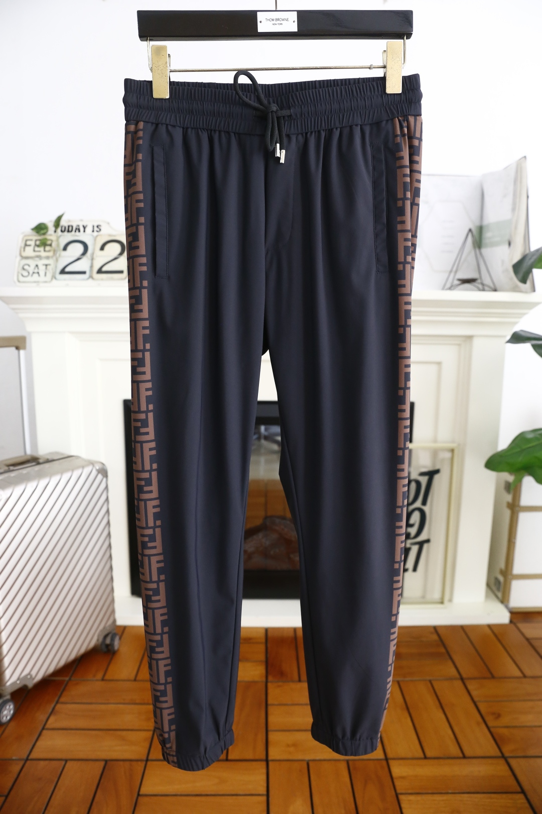 NO:122736,Fendi/Fe*di. New spring 2025 style men's elastic waist casual trousers!  It uses imported high-end top-quality quick-drying fabrics, luxurious and classic brand logo design, and the upper body is casual and comfortable!  The closing design is unrestrained!  The same product for overseas European counters, the upper body is fashionable and sporty, very low-key and luxurious!  The stitching of the turner is delicate and strong!  Perfect three-dimensional tailoring, highly recommend buying the product!  Counter size: S-4XL, shipped the next day!  ,fendi,alexander wang19860909芬迪/Fe*di. 2025春季新款男士松紧腰休闲长裤！采用进口高档顶级速干面料,奢华经典品牌logo设计 上身随意舒服！收口设计无束缚感！海外欧洲专柜同品,上身时尚运动显时尚,很低调且不失奢华品味！车工缝线细致而强悍！完美立体剪裁,强烈推荐购入货色！专柜尺码:S-4XL,隔天出货！,,fendi,alexander wang,Men's clothing