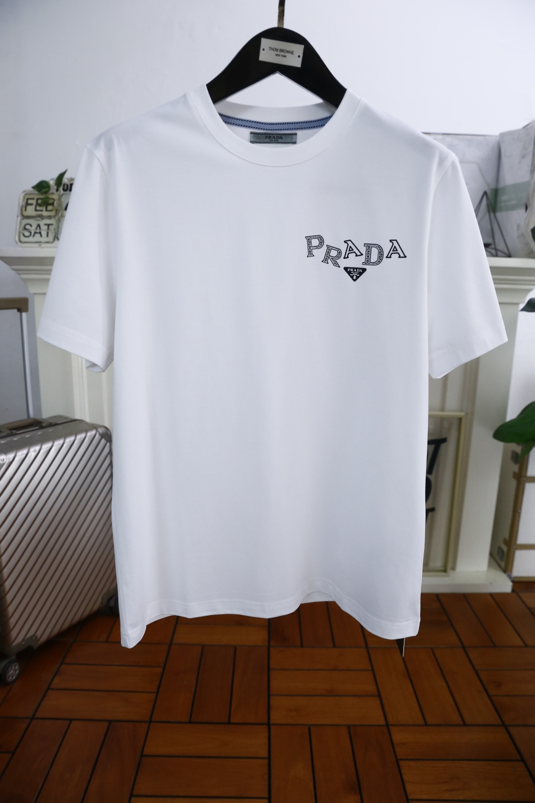 NO:122750,Pula*/Pr*da. New products for spring and summer 25!  Fashionable men's round neck short sleeves on the chest with luxurious classic brand LOGO logo on the upper body, you can experience the youthfulness and fashion sense brought by this design!  The overall fashion is fashionable and trendy. The fabric is made of top-quality fabrics for customer supply, soft, skin-friendly and breathable, and has a very crisp and drooping feeling. The upper body is fashionable and fashionable, and must-have for men!  Counter size S-4XL, shipped the next day!  ,,prada,T-shirt,alexander wang19860909普拉*/Pr*da. 25春夏新品！时尚男士圆领短袖胸前奢华经典品牌LOGO标识标注上身就能体会这款设计带来的年轻与时尚感！整体时尚而有潮流,面料采用客供顶级面料 柔软亲肤透气 ,又有很好的挺括 垂感 上身时尚潮流色系,男士必备单品！专柜尺码S-4XL,隔天出货！,,prada,T-shirt,alexander wang,Men's clothing