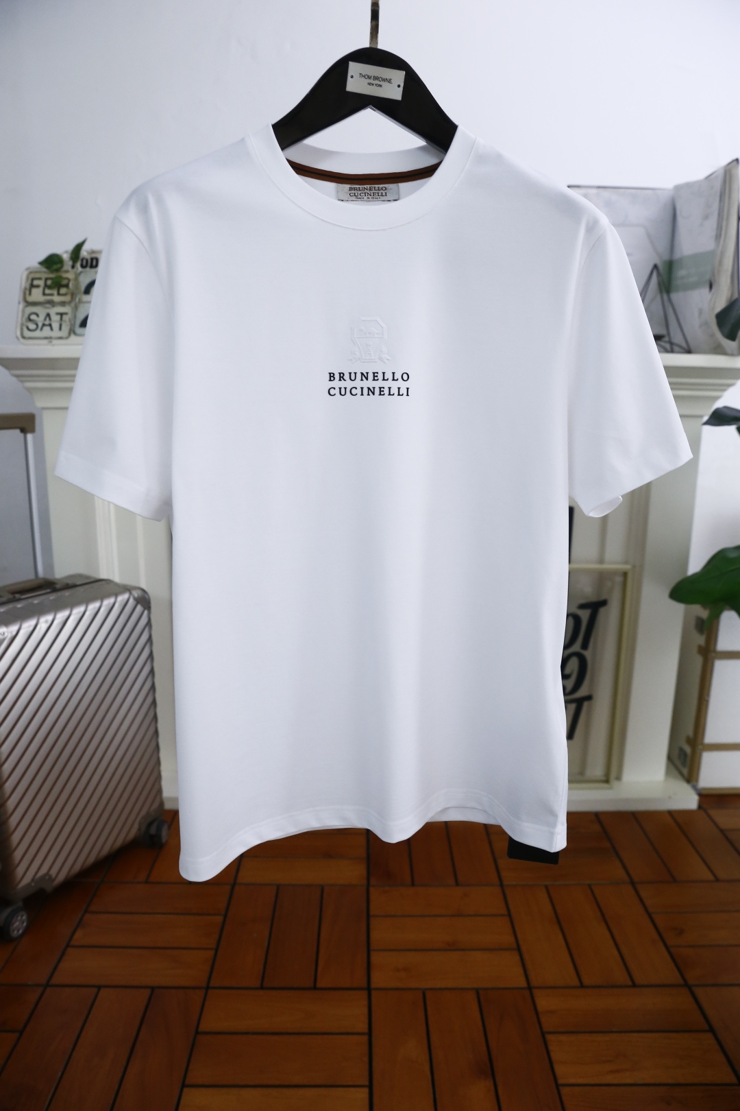 NO:122758,Brunello Cucinelli. 2025 spring and summer new product for men's round neck short sleeves, luxury brand letters LOGO logo on the chest, you can appreciate the youthfulness and fashion sense brought by this design!  The overall fashion is fashionable and trendy. The fabric is made of top-quality fabrics for customer supply, soft, skin-friendly and breathable, and has a very crisp and crisp drooping feeling. The upper body is fashionable and fashionable, and it is a must-have item for trendy men!  Counter size S-4XL, shipped the next day!  brunello cucinelli,T-shirt,alexander wang19860909Brunello Cucinelli. 2025春夏新品男士圆领短袖胸前奢华品牌字母LOGO标识标注上身就能体会这款设计带来的年轻与时尚感！整体时尚而有潮流,面料采用客供顶级面料 柔软亲肤透气 ,又有很好的挺括 垂感 上身时尚潮流色系,潮男必备单品！专柜尺码S-4XL,隔天出货！,,brunello cucinelli,T-shirt,alexander wang,Men's clothing