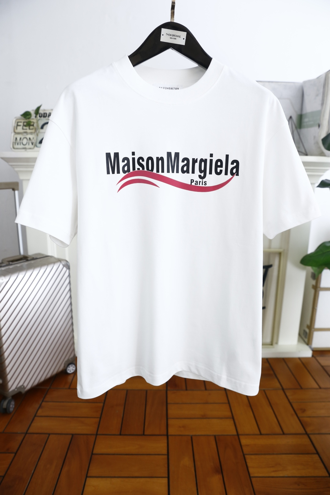 NO:122754,Martin Magira. New spring and summer products for men's pullover short-sleeved fashion classic round neck design!  Luxury brand letter LOGO matching on the chest!  High-end custom versatile styles that anyone can easily control. Use high-end top-notch fabrics!  It is very high-end and understandable. It must be purchased!  The style and tailoring are slim styles, which are very exquisite, showing aura and highlighting the exquisiteness of business men. This is the unique feature, the right slim fit, and the upper body effect is very good!  The counter size S-XL is the maximum size to wear 200 pounds!  Shipping the next day!  ,,masion margiela,T-shirt,alexander wang19860909马丁马吉拉. 25春夏新品男士套头短袖时尚经典圆领设计！胸前奢华品牌字母LOGO搭配！高级定制百搭款式 任何人都可以轻松驾驭 采用高档顶级面料！非常显档次懂货的必须入！版型剪裁属于修身款 非常精致,显气场,又会凸显商务男士的精致,这就是独到之处,恰到好处的修身,上身效果非常赞！专柜尺码S-XL,最大穿到200斤！隔天出货！,,masion margiela,T-shirt,alexander wang,Men's clothing