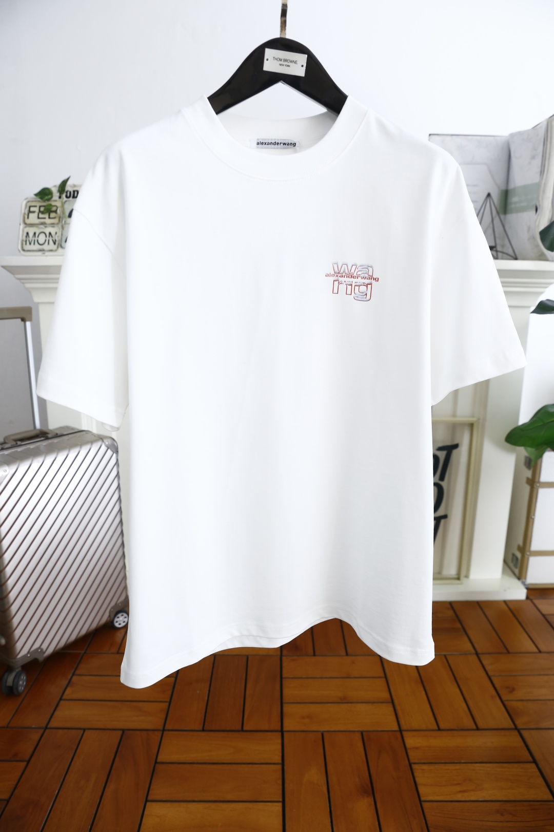 NO:122756,Alexander King. New spring and summer products for men's pullover short sleeves, fashionable classic round neck design!  Luxury brand letter LOGO matching on the chest!  High-end custom versatile styles that anyone can easily control. Use high-end top-notch fabrics!  It is very high-end and understandable. It must be purchased!  The style and tailoring are slim styles, which are very exquisite, showing aura and highlighting the exquisiteness of business men. This is the unique feature, the right slim fit, and the upper body effect is very good!  The counter size S-XL is the maximum size to wear 200 pounds!  Shipping the next day!  ,alexander wang,T-shirt,alexander wang19860909亚历山大王. 25春夏新品男士套头短袖时尚经典圆领设计！胸前奢华品牌字母LOGO搭配！高级定制百搭款式 任何人都可以轻松驾驭 采用高档顶级面料！非常显档次懂货的必须入！版型剪裁属于修身款 非常精致,显气场,又会凸显商务男士的精致,这就是独到之处,恰到好处的修身,上身效果非常赞！专柜尺码S-XL,最大穿到200斤！隔天出货！,,alexander wang,T-shirt,alexander wang,Men's clothing