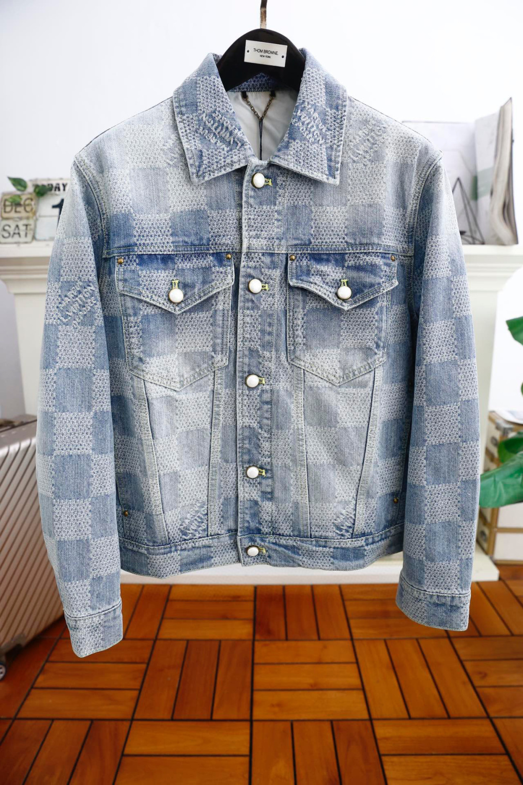 NO:122745,Louis Vuit*/Louis Vuit*on. 25 classic trendy denim jacket, luxurious classic brand LOGO with high-end and fashionable design concept, using imported high-end top washing denim fabric, super genuine style, and the upper body effect is super good!  Simple and fashionable three-dimensional cutting, unique craftsmanship, produced by the original single OEM factory, excellent upper body effect, showing confidence and temperament; all the details show perfect quality, and it is another fashionable start to counter size S-XL, shipped the next day!  ,,louis vuitton,louis vuitton,jackets & coats,jackets & coats,alexander wang19860909路易威*/Louis Vuit*on. 25经典潮牌牛仔夹克外套,奢华经典品牌LOGO搭配高端时尚的设计理念 采用进口高档顶级洗水牛仔面料,超正版型 上身效果超好！简约时尚的三维裁剪,工艺独特,原单代工厂出品,上身效果极佳,彰显自信气质；所有细微处尽情展现完美品质拥有,便是另一种时尚的开始专柜尺码S-XL,隔天出货！,,louis vuitton,louis vuitton,jackets & coats,jackets & coats,alexander wang,Men's clothing