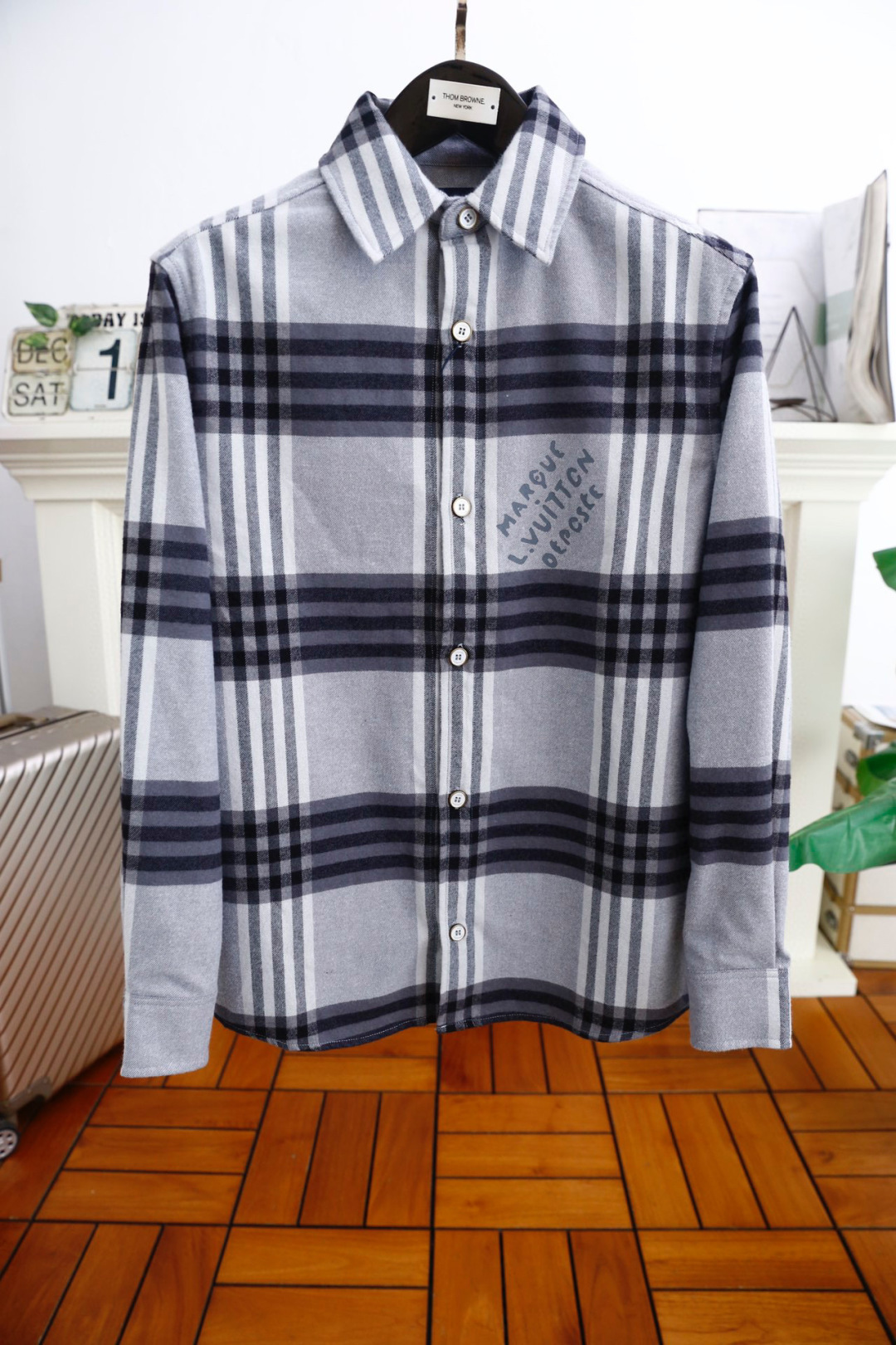 NO:122743,Louis Vuit*/Lv. A treasure-level functional equipment that combines fashion sense, technology and outdoor sense, creates a unique styling item. The overall outline tends to be simple, with a delicate button design on the double-close, a new family language design, and a unique and ingenious detail design!  Customer-supplier new patented customized comfortable fabrics, which are unique fabric types on the market, with invincible texture and light upper body without any burden!  The color matching is light and versatile, suitable for everyday outfits, and the mixing and matching are extremely compatible with very high space. It is rare for men to get a good quality in the closet in any occasion!  Size S-2XL, shipped the next day!  ,,louis vuitton,louis vuitton,jackets & coats,shirts,alexander wang19860909路易威*/Lv. 秋季翻领衬衫夹克集时装感与科技感以及户外感的一款宝藏级功能型装备,塑造出别具一格的造型单品,整体轮廓趋于简约派,双开合精致扣子设计,全新家族语言设计,颇具别致且匠心的细节设计！客供新型专利研发定制舒适面料,属于市面独一无二的面料类型,质感无敌,上身轻便无任何负担感！配色轻熟百搭,符合日常各种穿搭,混搭兼容空间极高,驾驭任何场合,衣橱里不可多得的男士精品！尺码S-2XL,隔天出货！,,louis vuitton,louis vuitton,jackets & coats,shirts,alexander wang,Men's clothing