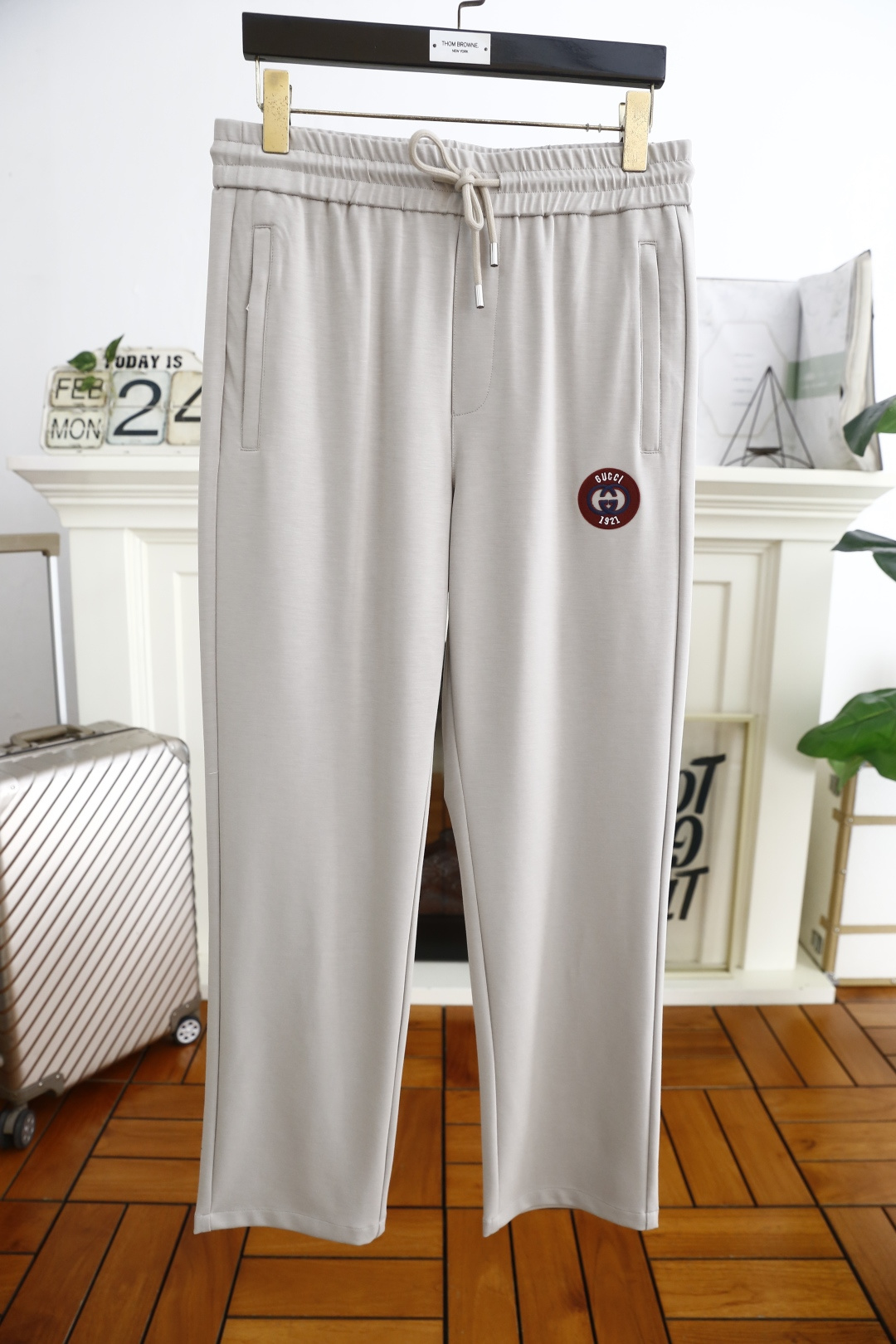 NO:124612,Gucci/Gu*ci. 25 spring new fashion men's casual pants!  It uses imported high-end and top comfortable and breathable fabrics, and the luxury brand's classic letter LOGO design. The upper body is casual and comfortable without restraint!  The same product for overseas European counters, the upper body is fashionable and sporty, very low-key and luxurious!  The stitching of the turner is delicate and strong!  Perfect three-dimensional tailoring, highly recommend buying the product!  Counter size S-4XL, shipped the next day!  ,gucci,alexander wang19860909古驰/Gu*ci. 25春季新品时尚男士休闲裤！采用进口高档顶级舒适透气面料,奢华品牌经典字母LOGO设计 上身随意舒服无束缚感！海外欧洲专柜同品,上身时尚运动显时尚,很低调且不失奢华品味！车工缝线细致而强悍！完美立体剪裁,强烈推荐购入货色！专柜尺码S-4XL,隔天出货！,,gucci,alexander wang,Men's clothing