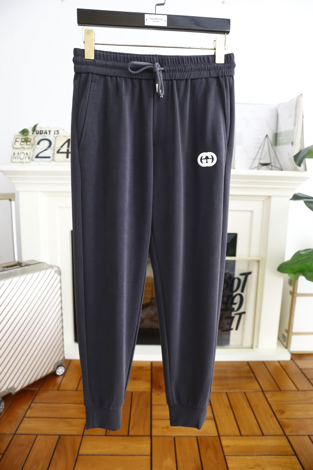 NO:124606,Gucci/Gu*ci. 25 spring new fashion men's casual pants!  It uses imported high-end and top comfortable and breathable fabrics, and the luxury brand's classic letter LOGO design, which is casual and comfortable on the upper body!  Casual closure pairing is unrestrained!  The same product for overseas European counters, the upper body is fashionable and sporty, very low-key and luxurious!  The stitching of the turner is delicate and strong!  Perfect three-dimensional tailoring, highly recommend buying the product!  Counter size S-4XL, shipped the next day!  ,gucci,alexander wang19860909古驰/Gu*ci. 25春季新品时尚男士休闲裤！采用进口高档顶级舒适透气面料,奢华品牌经典字母LOGO设计 上身随意舒服！休闲收口搭配无束缚感！海外欧洲专柜同品,上身时尚运动显时尚,很低调且不失奢华品味！车工缝线细致而强悍！完美立体剪裁,强烈推荐购入货色！专柜尺码S-4XL,隔天出货！,,gucci,alexander wang,Men's clothing