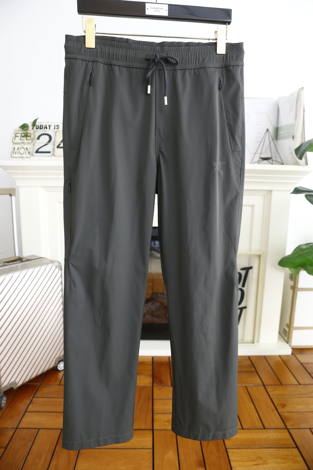 NO:124600,Archaeop*eryx. New spring 2025 style men's elastic waist casual trousers!  It uses imported high-end top-quality quick-drying fabrics, luxurious and classic brand logo design, and the upper body is casual and comfortable without restraint!  The same product for overseas European counters, the upper body is fashionable and sporty, very low-key and luxurious!  The stitching of the turner is delicate and strong!  Perfect three-dimensional tailoring, highly recommend buying the product!  Counter size: S-4XL, shipped the next day!  ,arc'teryx,alexander wang19860909始祖鸟/archaeop*eryx. 2025春季新款男士松紧腰休闲长裤！采用进口高档顶级速干面料,奢华经典品牌logo设计 上身随意舒服无束缚感！海外欧洲专柜同品,上身时尚运动显时尚,很低调且不失奢华品味！车工缝线细致而强悍！完美立体剪裁,强烈推荐购入货色！专柜尺码:S-4XL,隔天出货！,arc'teryx,alexander wang,Men's clothing