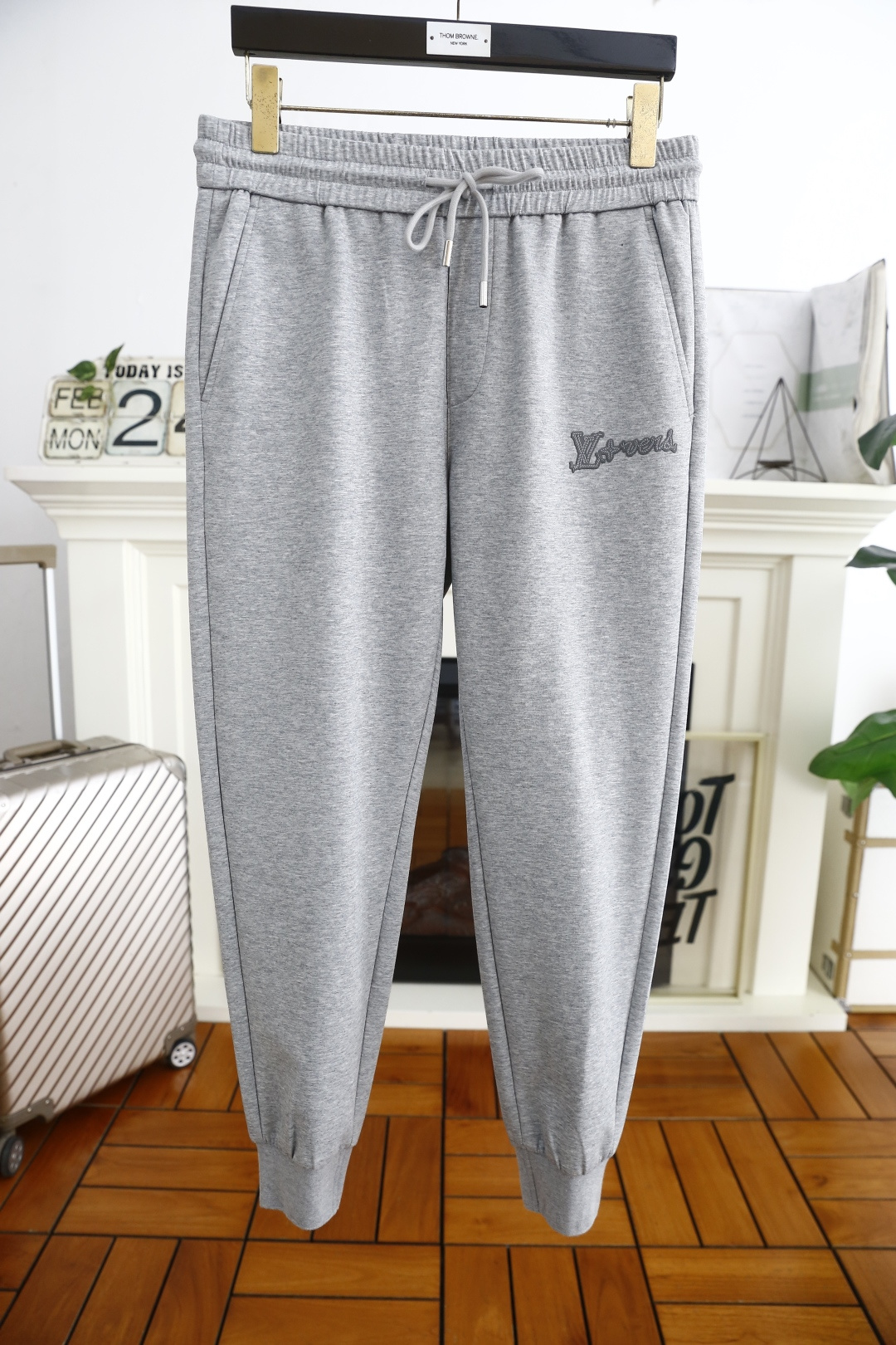 NO:124609,Louis Vuitt*n. New spring and summer fashion men's casual pants!  It uses imported comfortable and breathable fabrics, luxurious brand classic letter pattern design, and the upper body is casual and comfortable!  Elastic waist and close the casual combination without restraint!  The same product for overseas European counters, the upper body is fashionable and sporty, very low-key and luxurious!  The stitching of the turner is delicate and strong!  Perfect three-dimensional tailoring, highly recommend buying the product!  Counter size S-4XL, shipped the next day!  ,,louis vuitton,louis vuitton,alexander wang19860909路易威登/Louis Vuitt*n. 25春夏新品时尚男士休闲裤！采用进口舒适透气面料,奢华品牌经典字母图案设计 上身随意舒服！松紧腰收口休闲搭配无束缚感！海外欧洲专柜同品,上身时尚运动显时尚,很低调且不失奢华品味！车工缝线细致而强悍！完美立体剪裁,强烈推荐购入货色！专柜尺码S-4XL,隔天出货！,,louis vuitton,louis vuitton,alexander wang,Men's clothing