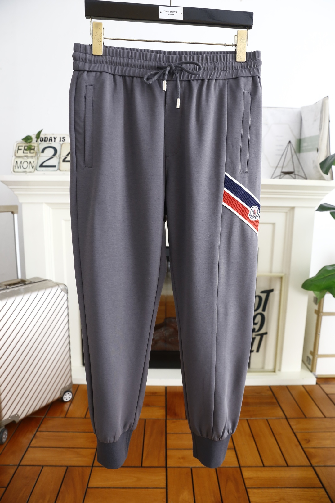 NO:124603,Banded/Mon*ler. New spring and summer 2025 men's elastic waist casual trousers!  It uses imported high-end and top comfortable and breathable fabrics, luxurious and classic brand logo design, and the upper body is casual and comfortable!  The closing design is unrestrained!  The same product for overseas European counters, the upper body is fashionable and sporty, very low-key and luxurious!  The stitching of the turner is delicate and strong!  Perfect three-dimensional tailoring, highly recommend buying the product!  Counter size: S-4XL, shipped the next day!  ,Moncler,alexander wang19860909蒙口/Mon*ler. 2025春夏新款男士松紧腰休闲长裤！采用进口高档顶级舒适透气面料,奢华经典品牌logo设计 上身随意舒服！收口设计无束缚感！海外欧洲专柜同品,上身时尚运动显时尚,很低调且不失奢华品味！车工缝线细致而强悍！完美立体剪裁,强烈推荐购入货色！专柜尺码:S-4XL,隔天出货！,,Moncler,alexander wang,Men's clothing